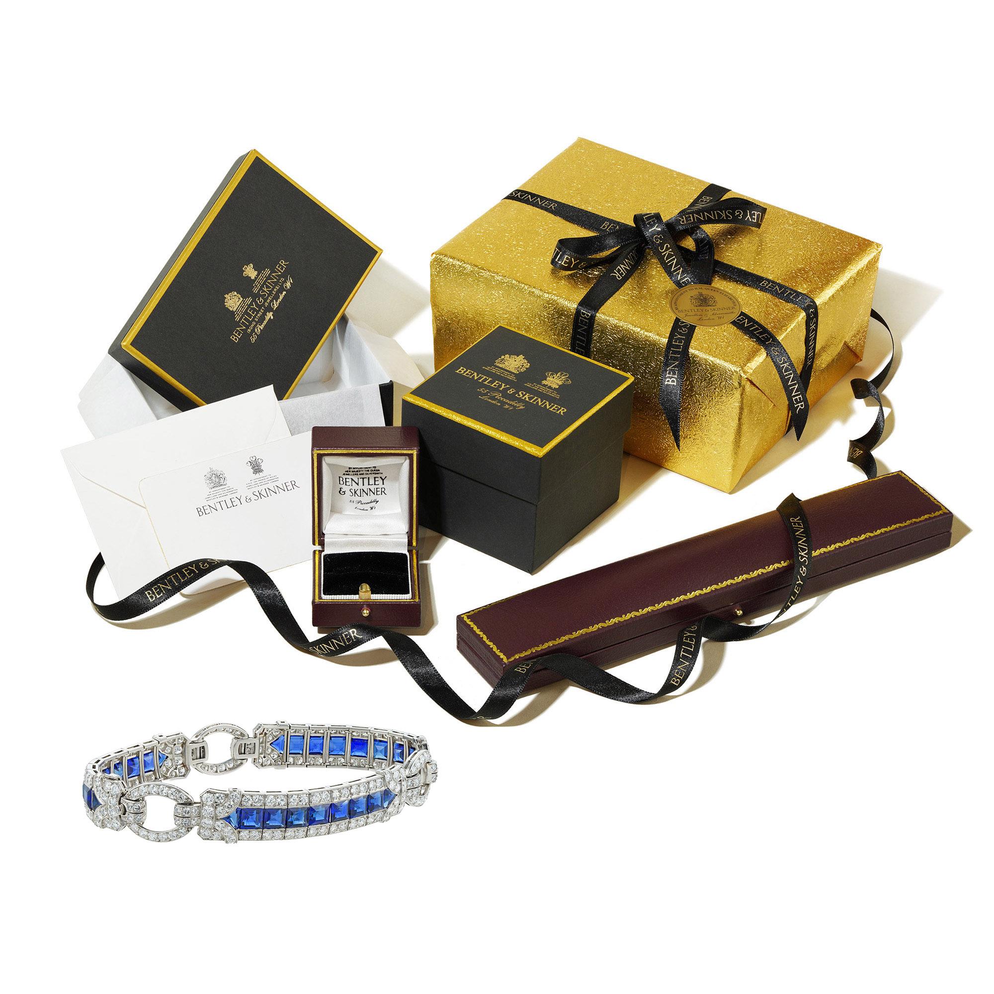 Quadrato Importante bracciale Art Deco con zaffiri e diamanti a metro in vendita