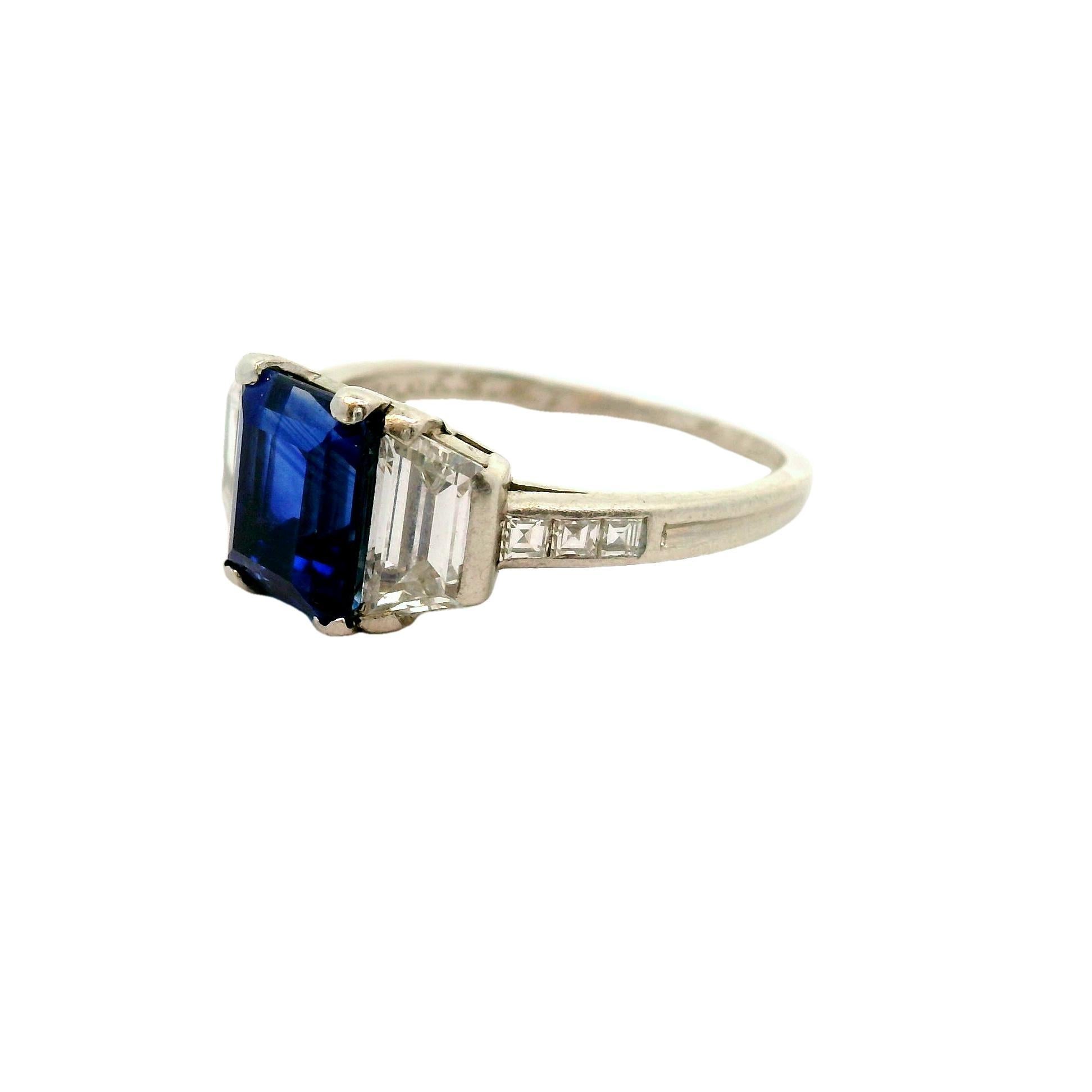 Ein äußerst seltenes und geschätztes Stück antiken Schmucks. Dieser Ring von Tiffany & Co. aus der Art-Déco-Ära (ca. 1940) zeichnet sich durch einen extrem feinen und seltenen Edelstein aus, den Kaschmir-Saphir. Er wiegt 3,05 Karat und hat die