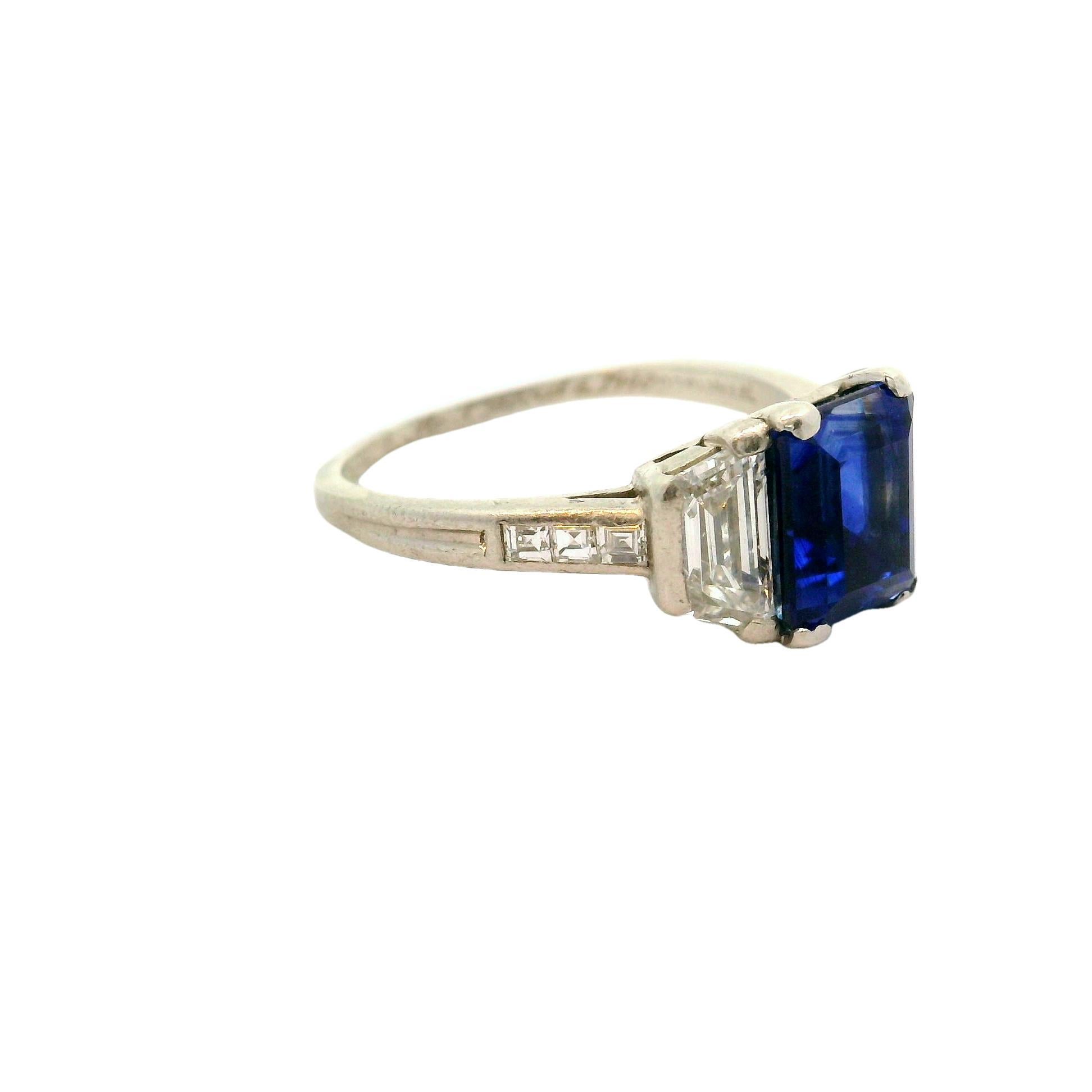 Wichtige Art Deco Tiffany & Co. Kaschmir Saphir Diamant Platin Ring (Art déco) im Angebot