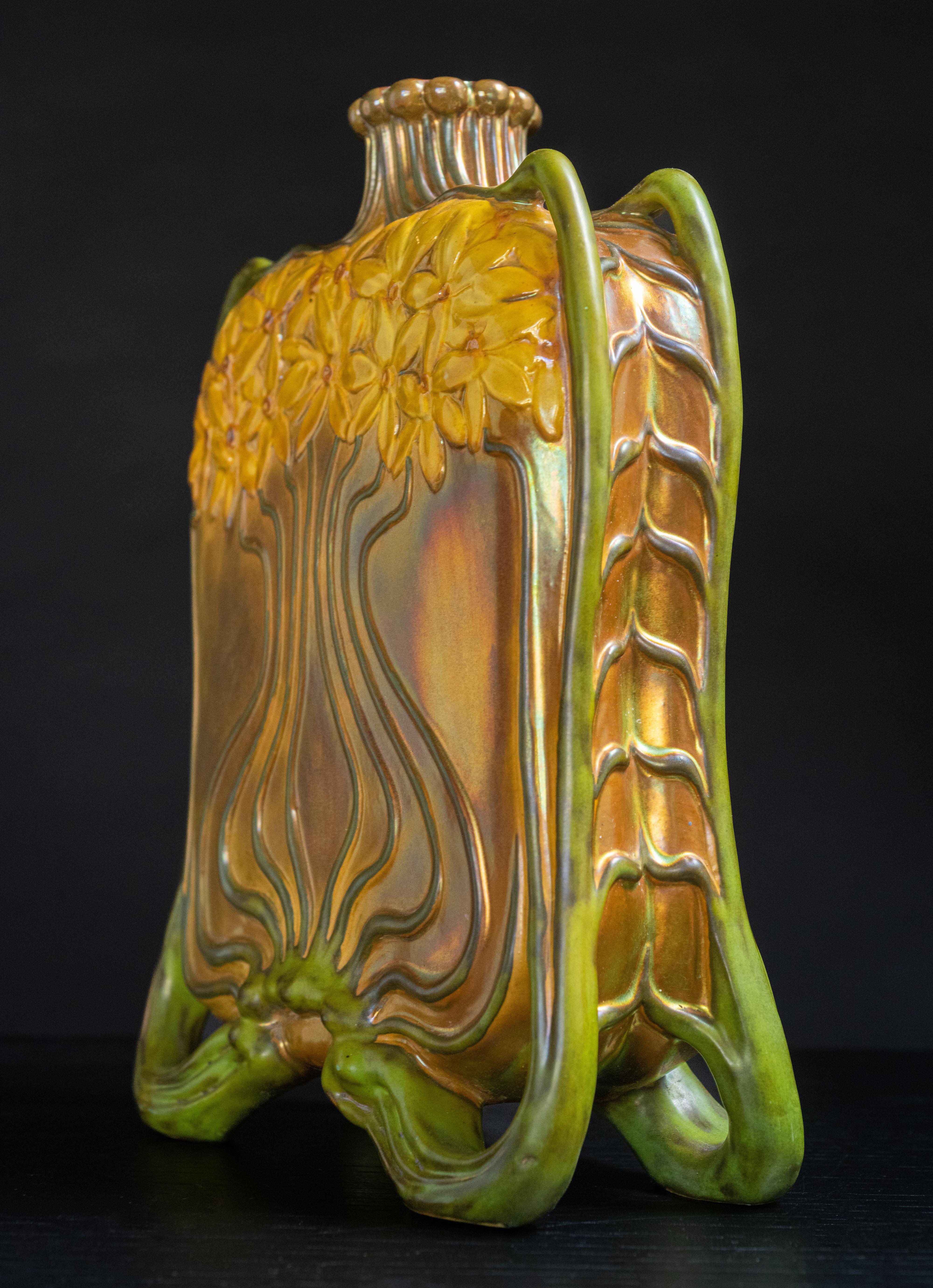 Important Flask Art Nouveau Zsolnay de Lajos Mack pour Zsolnay Excellent état - En vente à Chicago, US