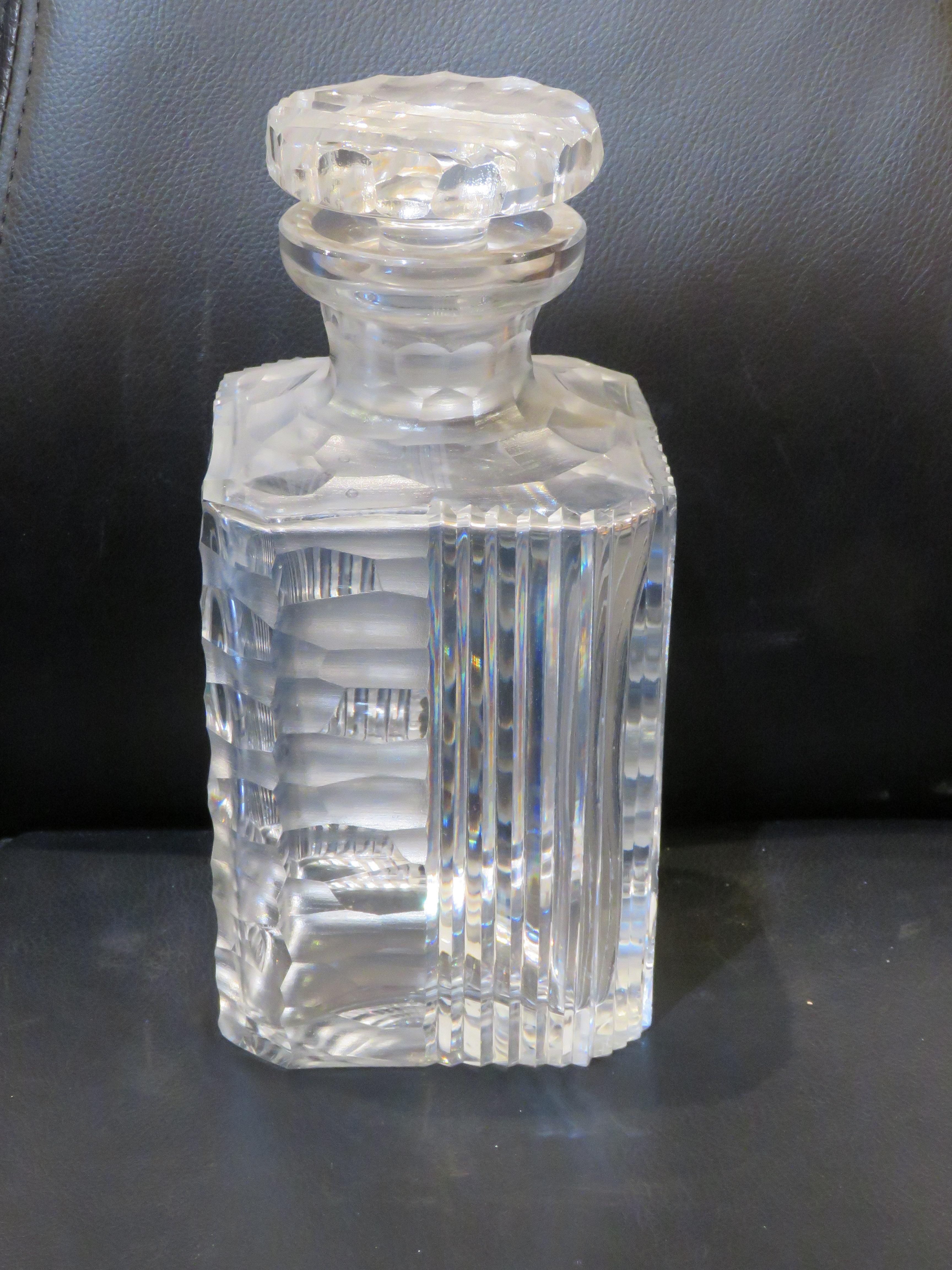L'objet que nous vous proposons est une carafe en verre taillé de style Baccarat du début du 20e siècle, avec de multiples motifs de pochoirs. PROVENANT D'UNE COLLECTION EXCLUSIVE D'UNE SUCCESSION DE PLUSIEURS MILLIONS DE DOLLARS. Une vraie beauté !
