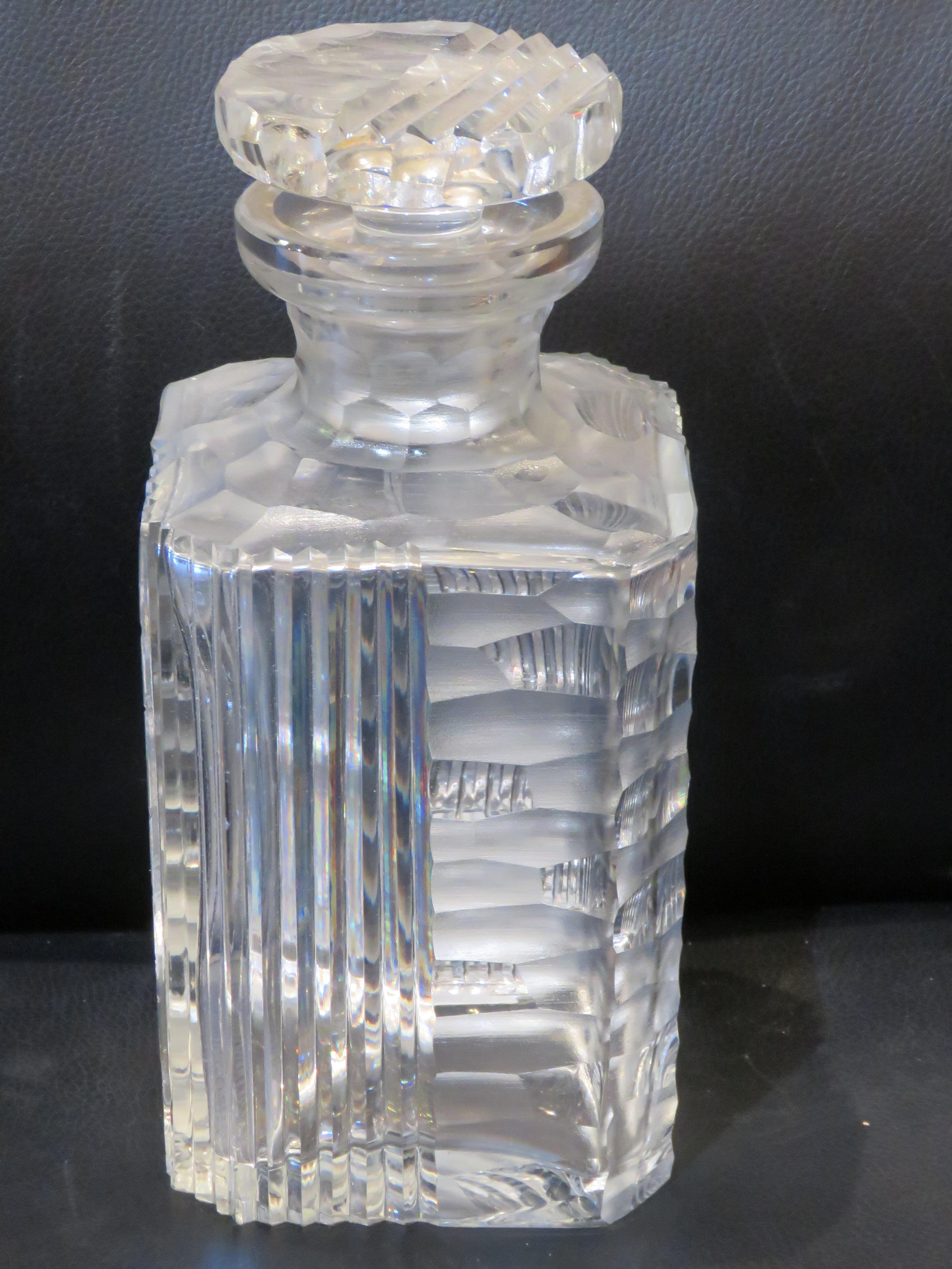 Importante carafe de style Noveau en verre lourd français gravé de multiples motifs Bon état - En vente à New York, NY
