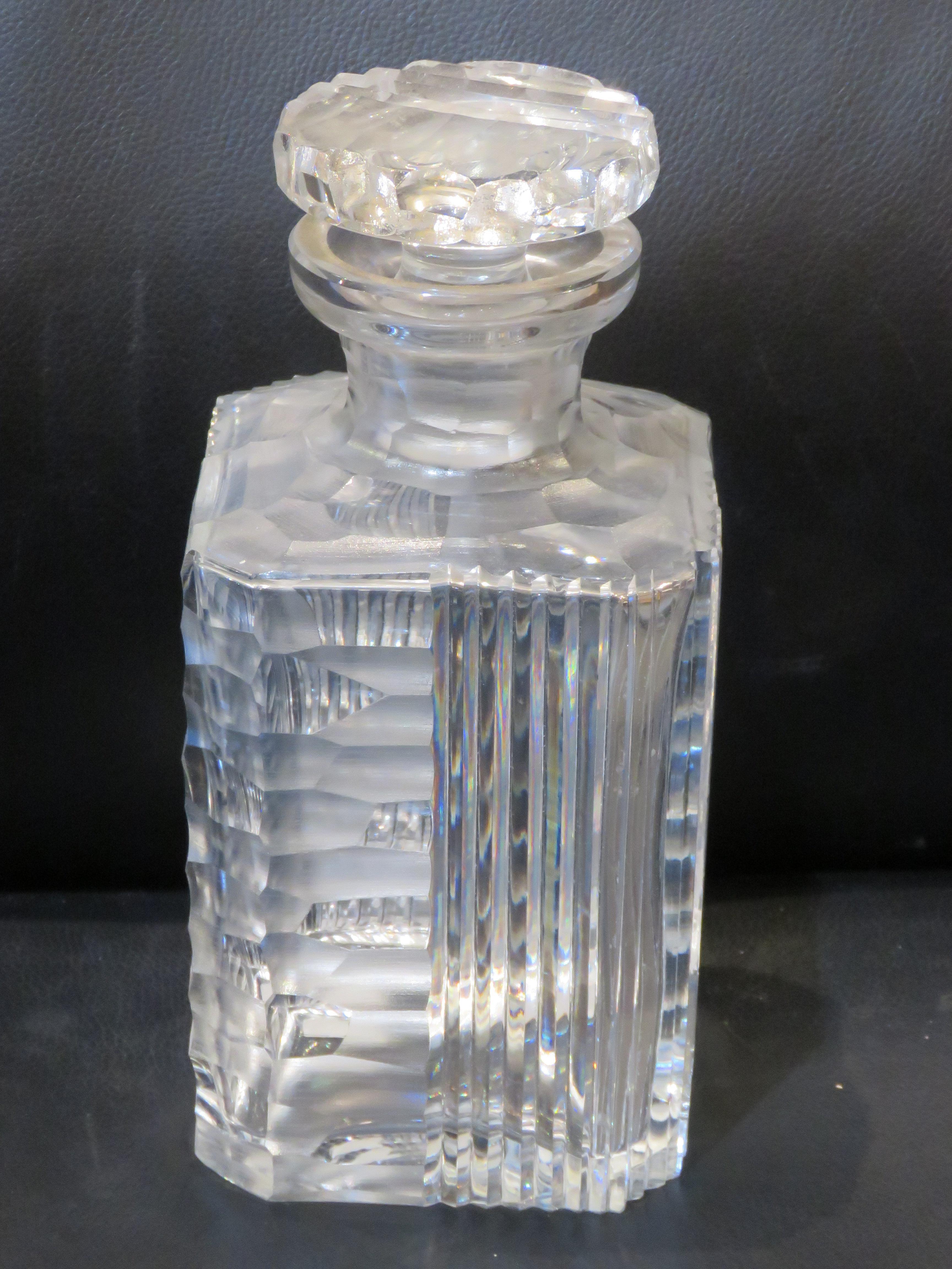 20ième siècle Importante carafe de style Noveau en verre lourd français gravé de multiples motifs en vente