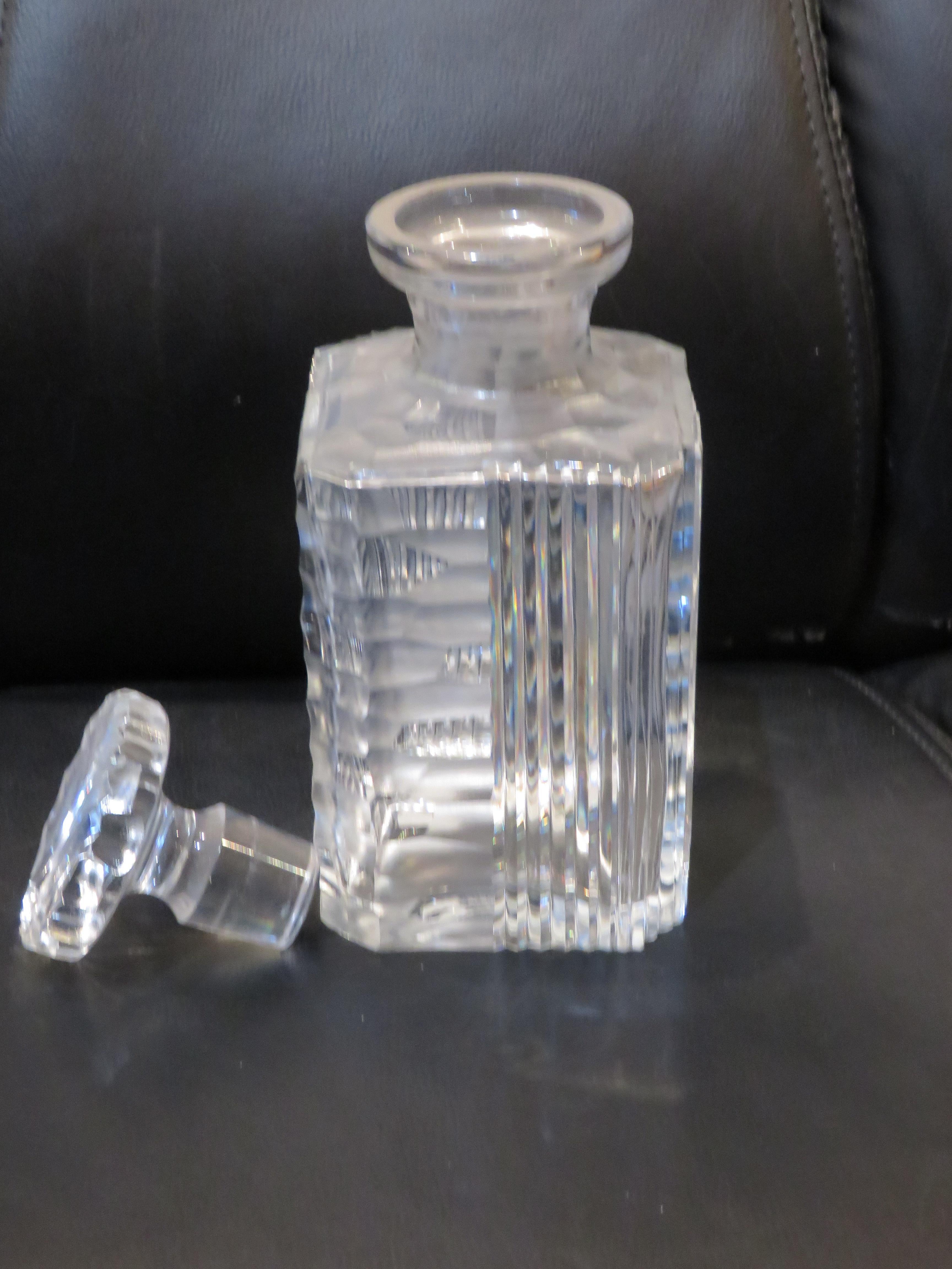 Verre Importante carafe de style Noveau en verre lourd français gravé de multiples motifs en vente