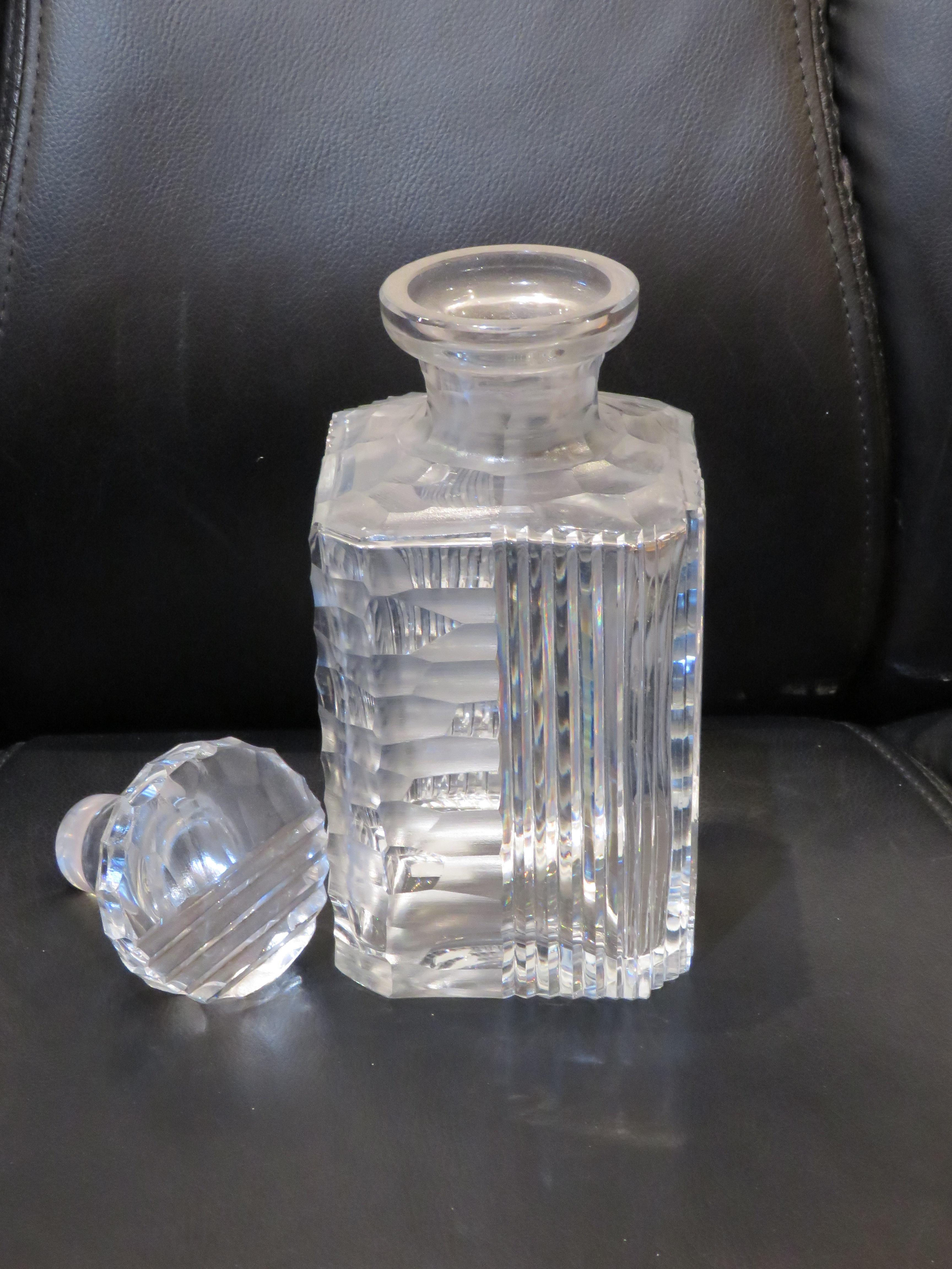 Importante carafe de style Noveau en verre lourd français gravé de multiples motifs en vente 1