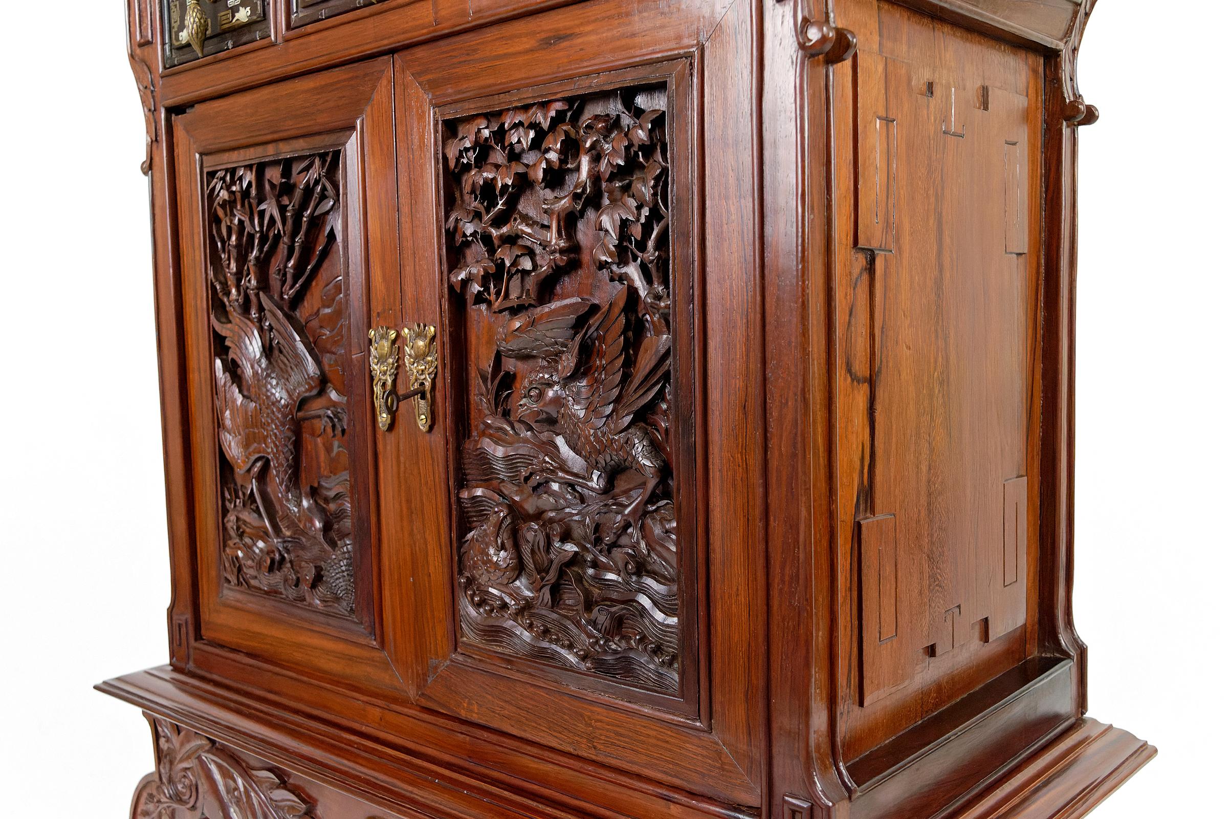 Important Asian Cabinet in carved wood, Vietnam or China, Circa 1880 For Sale 4
