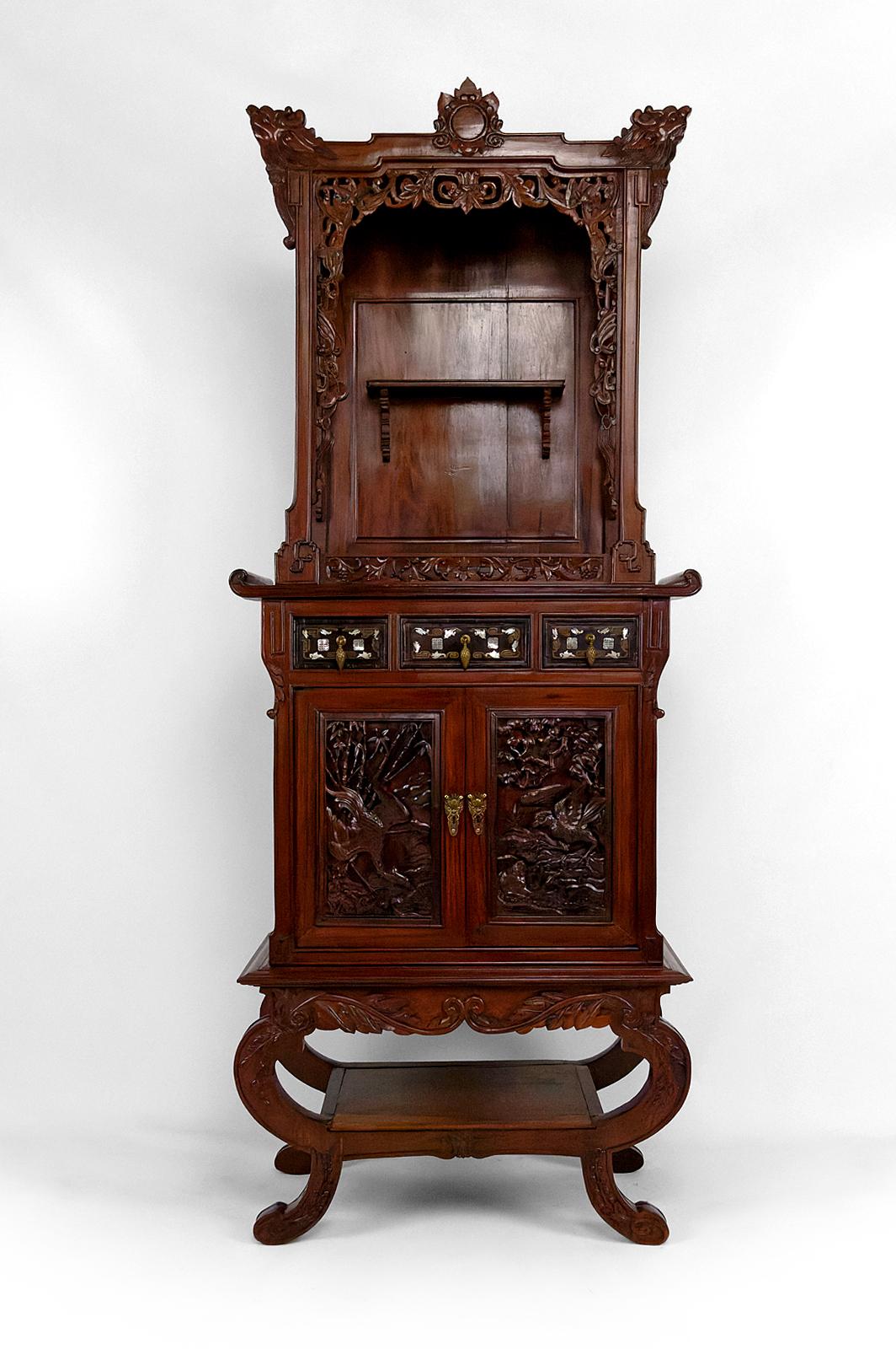 Important Asian Cabinet in carved wood, Vietnam or China, Circa 1880

Superb Asian Cabinet in carved Chinese mahogany (toona sinensis) and inlaid wood.

Carved with plant and animal motifs: 2 bats facing each other holding coins (symbol of good