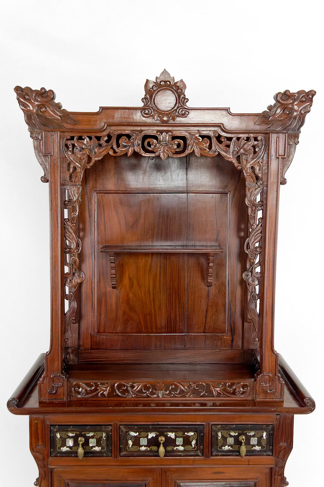 Important Asian Cabinet in carved wood, Vietnam or China, Circa 1880 In Good Condition For Sale In VÉZELAY, FR