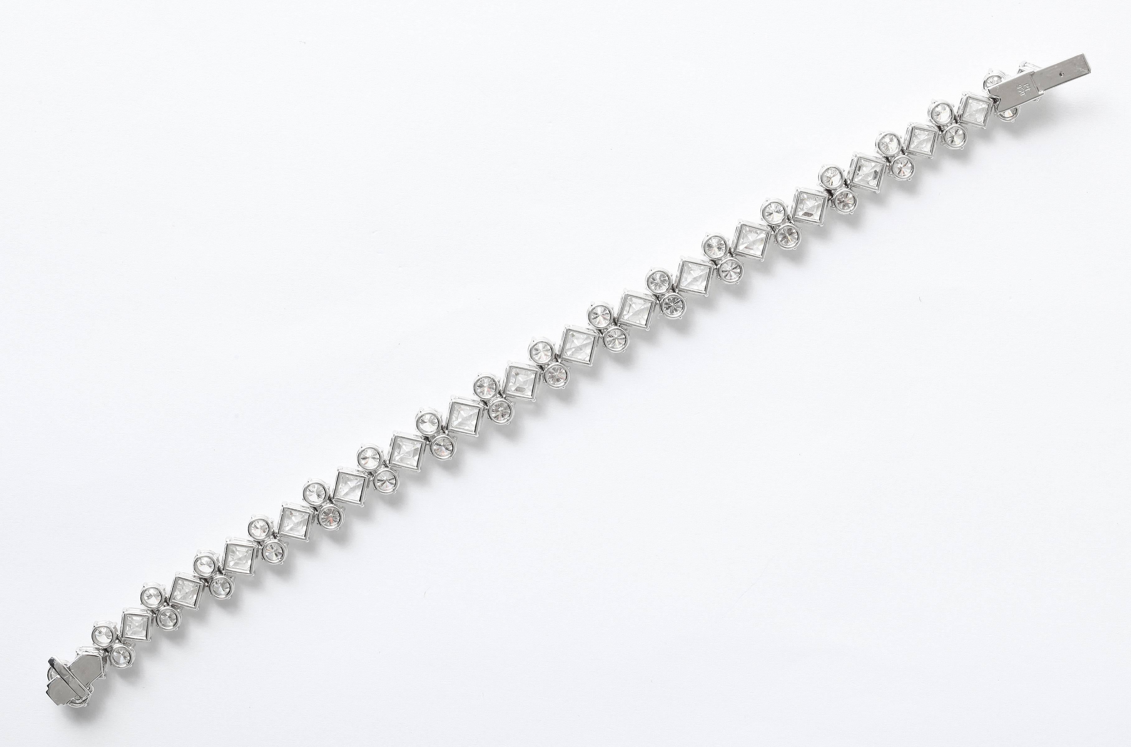 Importante bracciale in platino con diamanti rotondi e taglio Asscher In condizioni Nuovo in vendita a Bal Harbour, FL