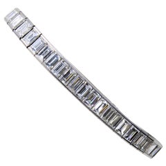 Important bracelet ligne droite en platine avec diamants taille baguette de 25 carats