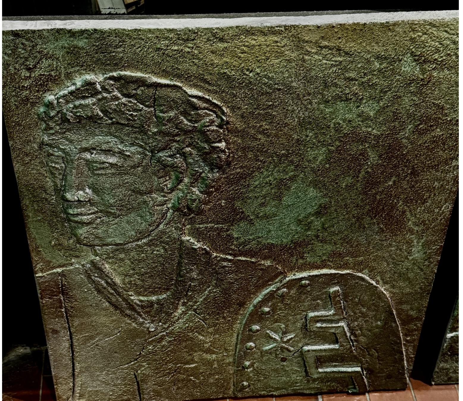 Important Bas relief en Grès émaillé Décor à l'Antique 4