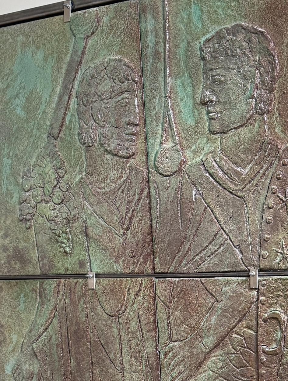 Important Bas relief en Grès émaillé Décor à l'Antique 2