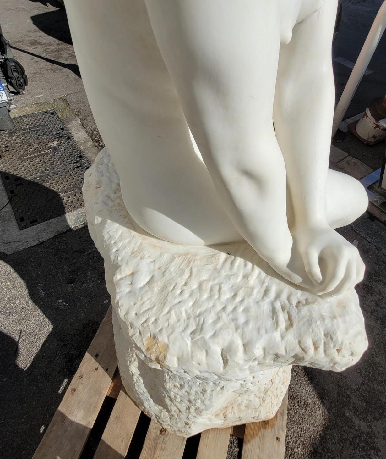 Wichtiger Badegast auf einem Felsen, großer weißer Marmor (155 cm), Ende 19. im Angebot 1
