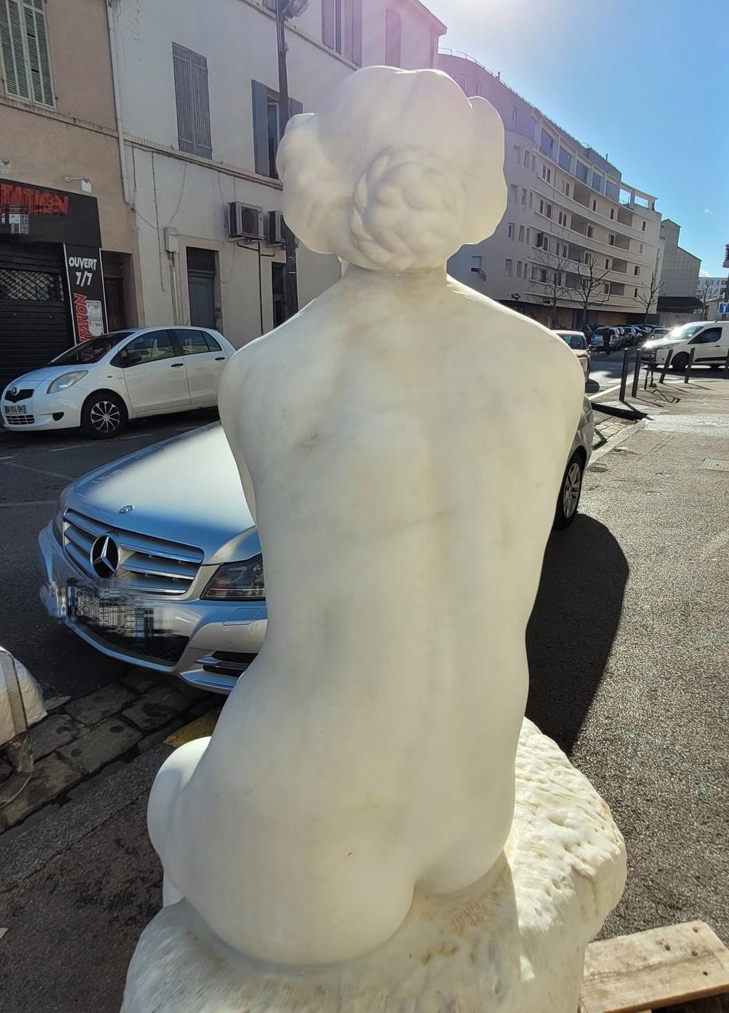Wichtiger Badegast auf einem Felsen, großer weißer Marmor (155 cm), Ende 19. im Angebot 3