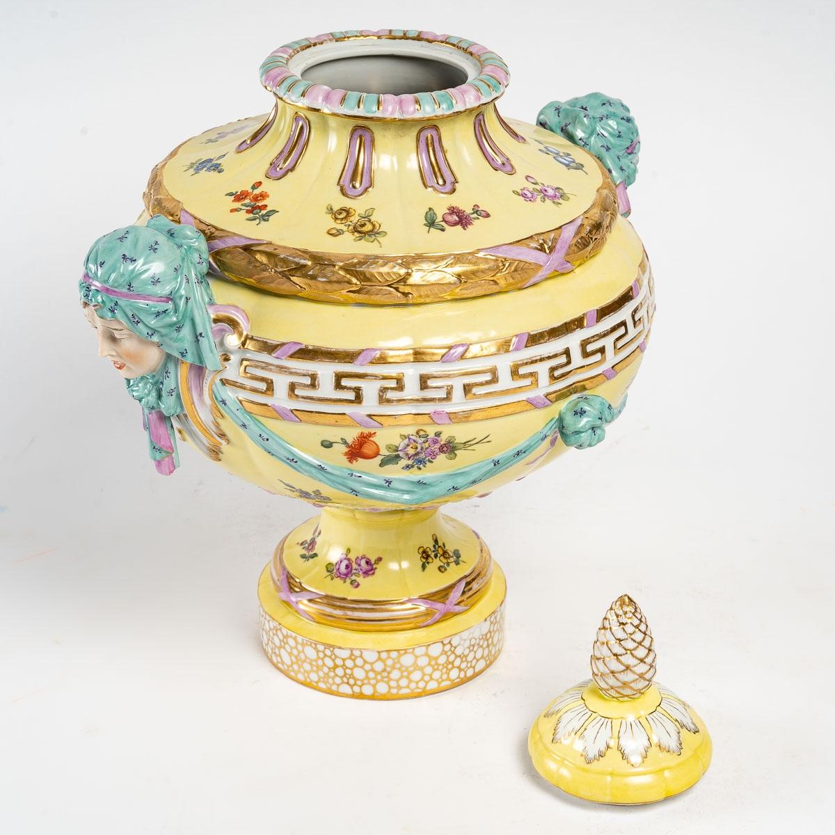 Important Lidded Pot In Berlin Porcelain.

Beautiful Lidded Pot in Berlin Porcelain, Manufacture KPM of the 19th century.

Dimensions: H: 40,5cm, D: 33,5cm.