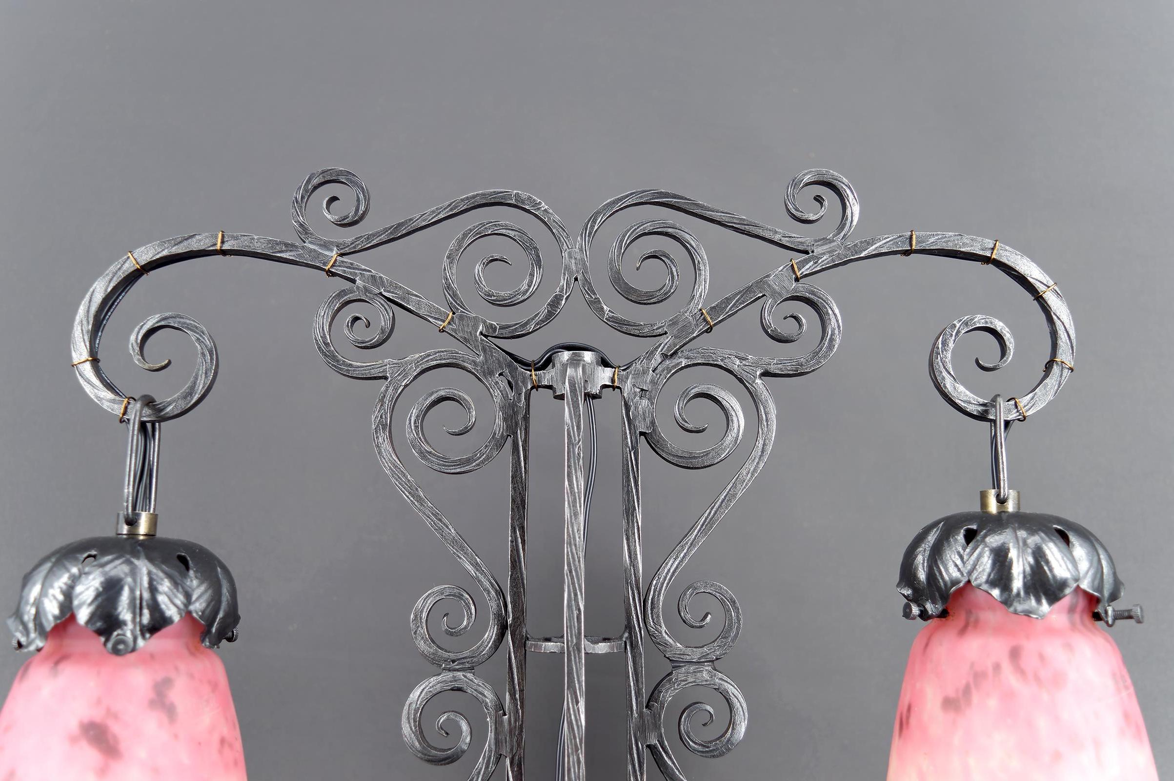 Important Bicéphalous Wrought Iron Lamp by Schneider, France, Art Deco, 1920's For Sale 4