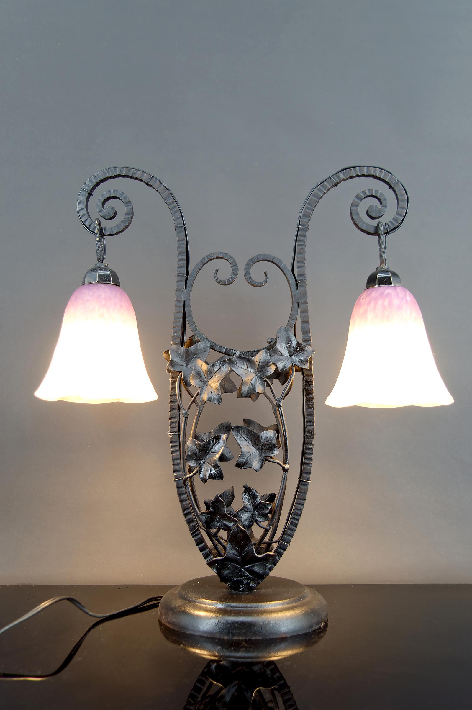Importante lámpara bicéfala de hierro forjado de Schneider, Francia, Art Déco, años 20 en venta 3