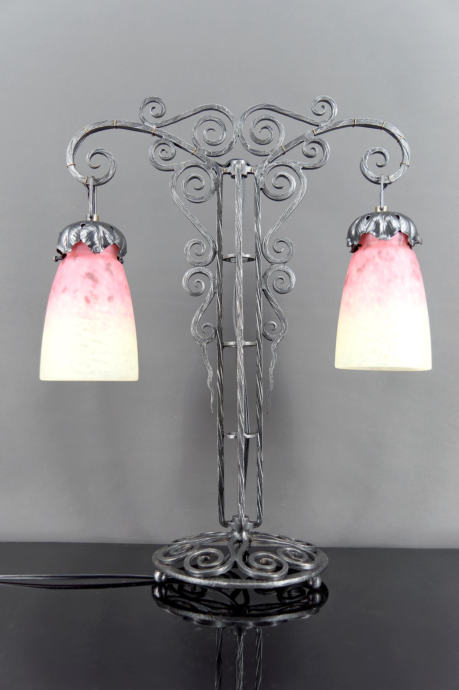 Important Bicéphalous Wrought Iron Lamp by Schneider, France, Art Deco, Circa 1920

Superb bicéphalous wrought iron frame.

Beautiful blown glass tulips, bicolor pink and white, engraved Schneider.

Excellent condition, restored.

The frame features