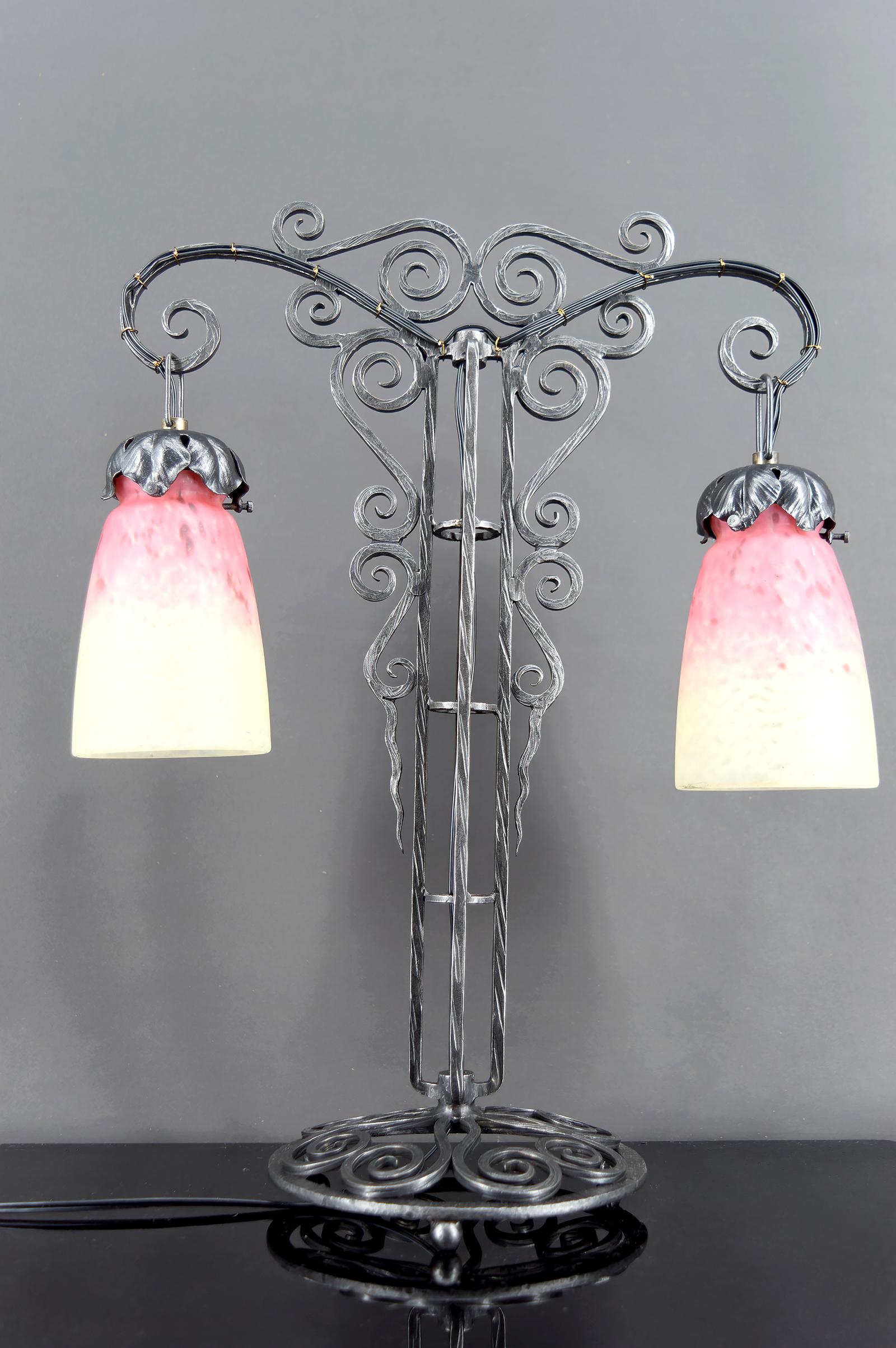 Important Bicéphalous Wrought Iron Lamp by Schneider, France, Art Deco, 1920's In Excellent Condition For Sale In VÉZELAY, FR
