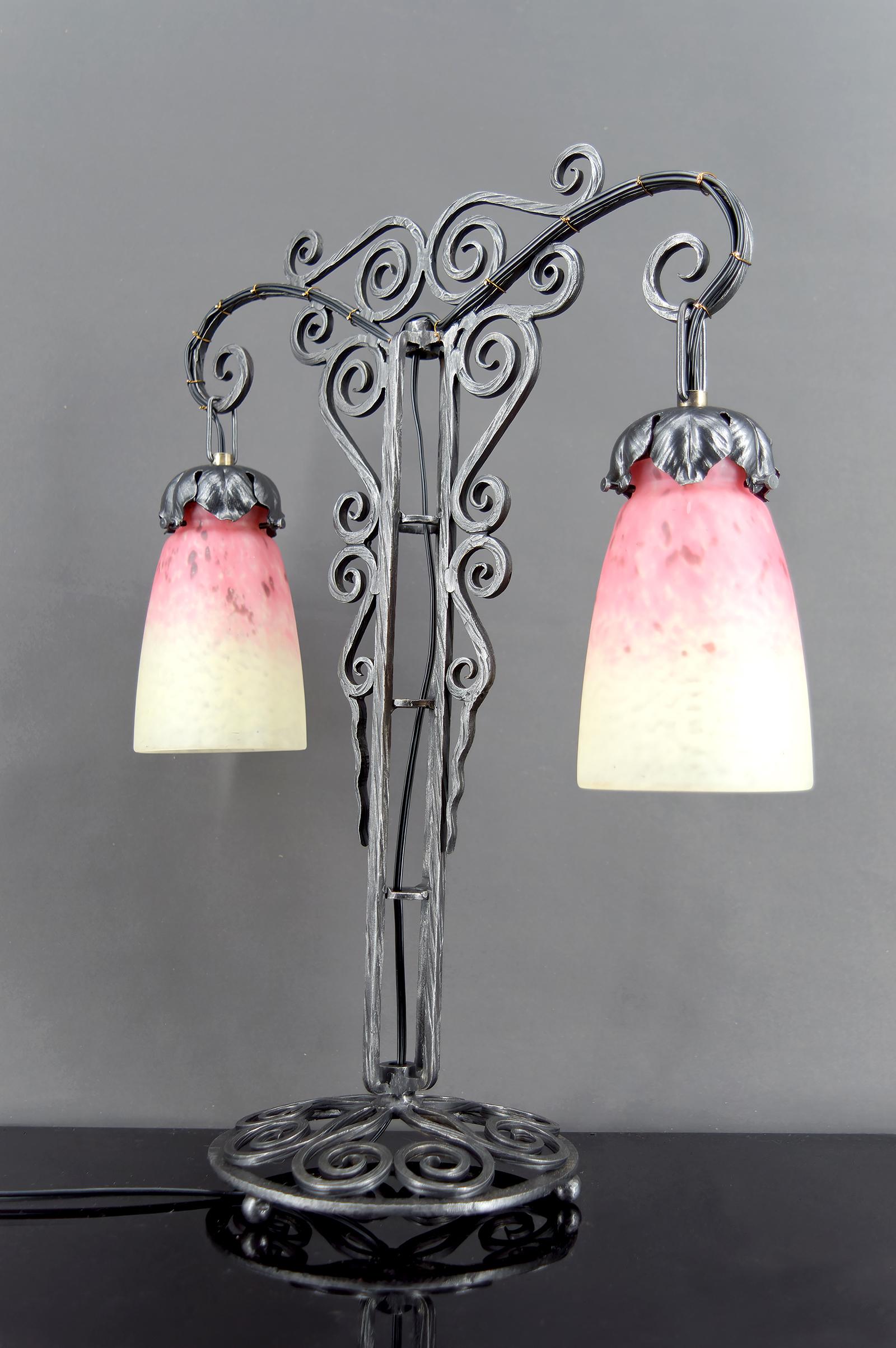 Early 20th Century Important Bicéphalous Wrought Iron Lamp by Schneider, France, Art Deco, 1920's For Sale