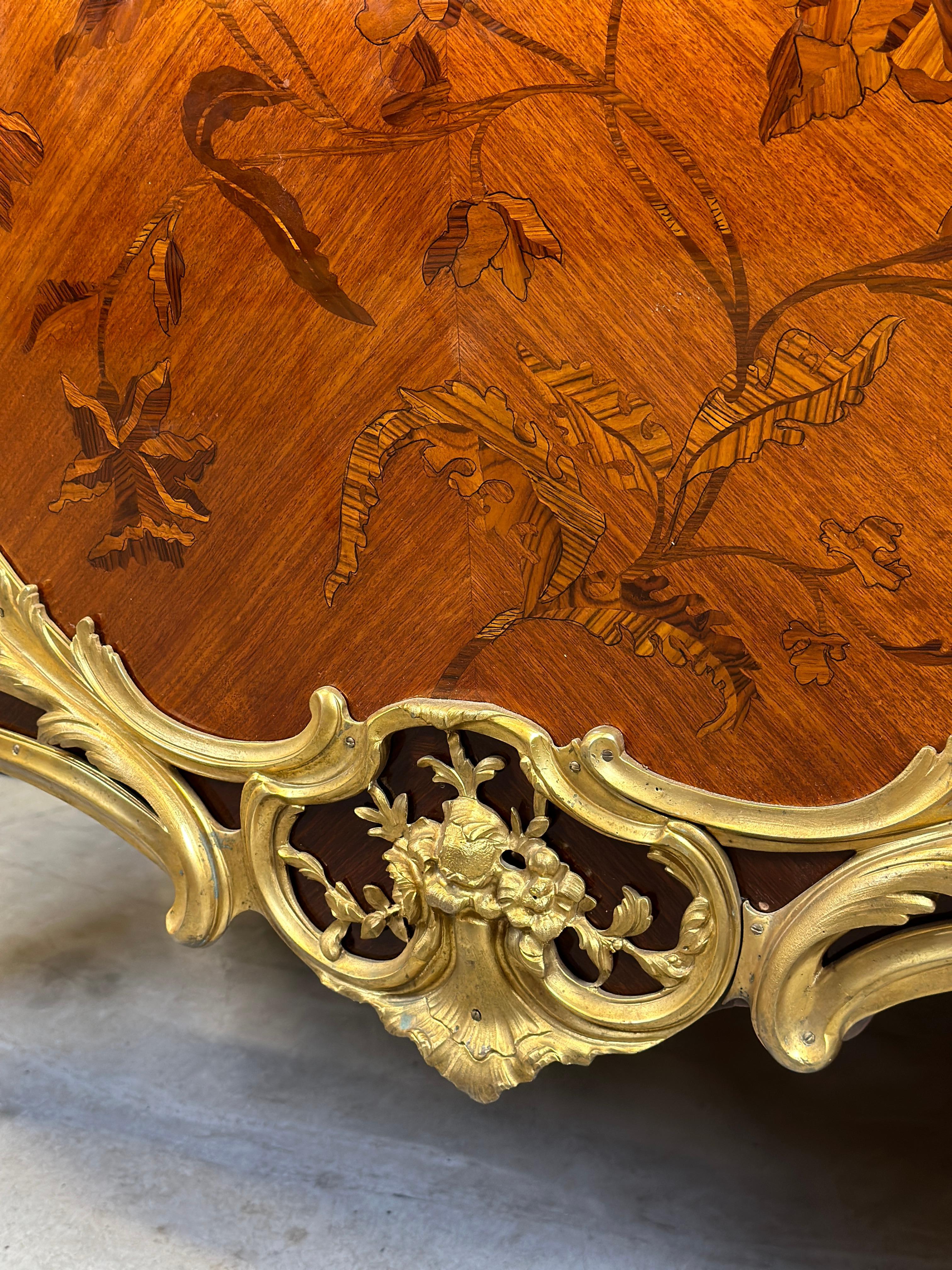 Important Big Size Louis XVI Style Commode 1