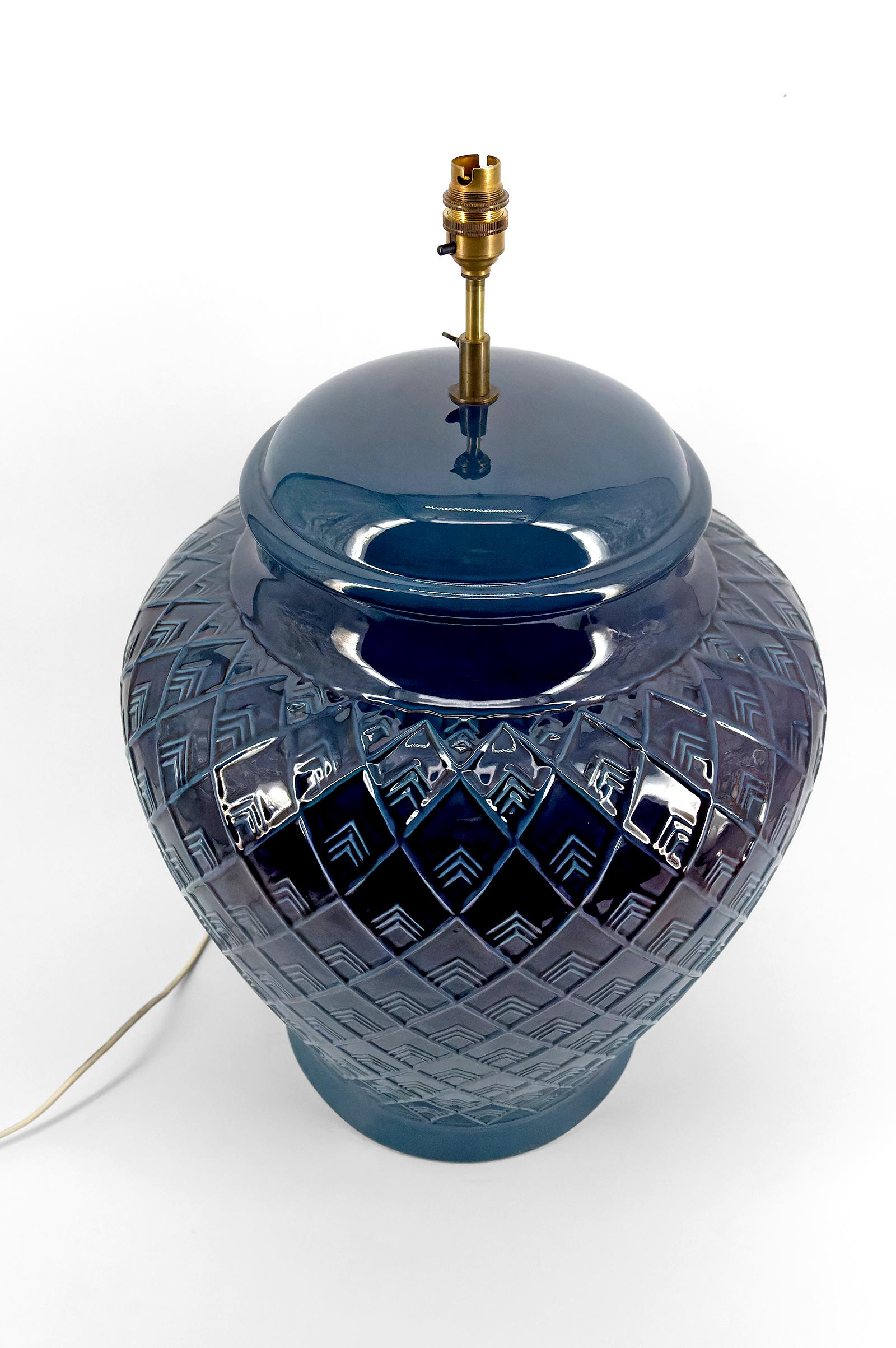 Wichtige blaue Keramiklampe, Frankreich, ca. 1950er Jahre (Mitte des 20. Jahrhunderts) im Angebot