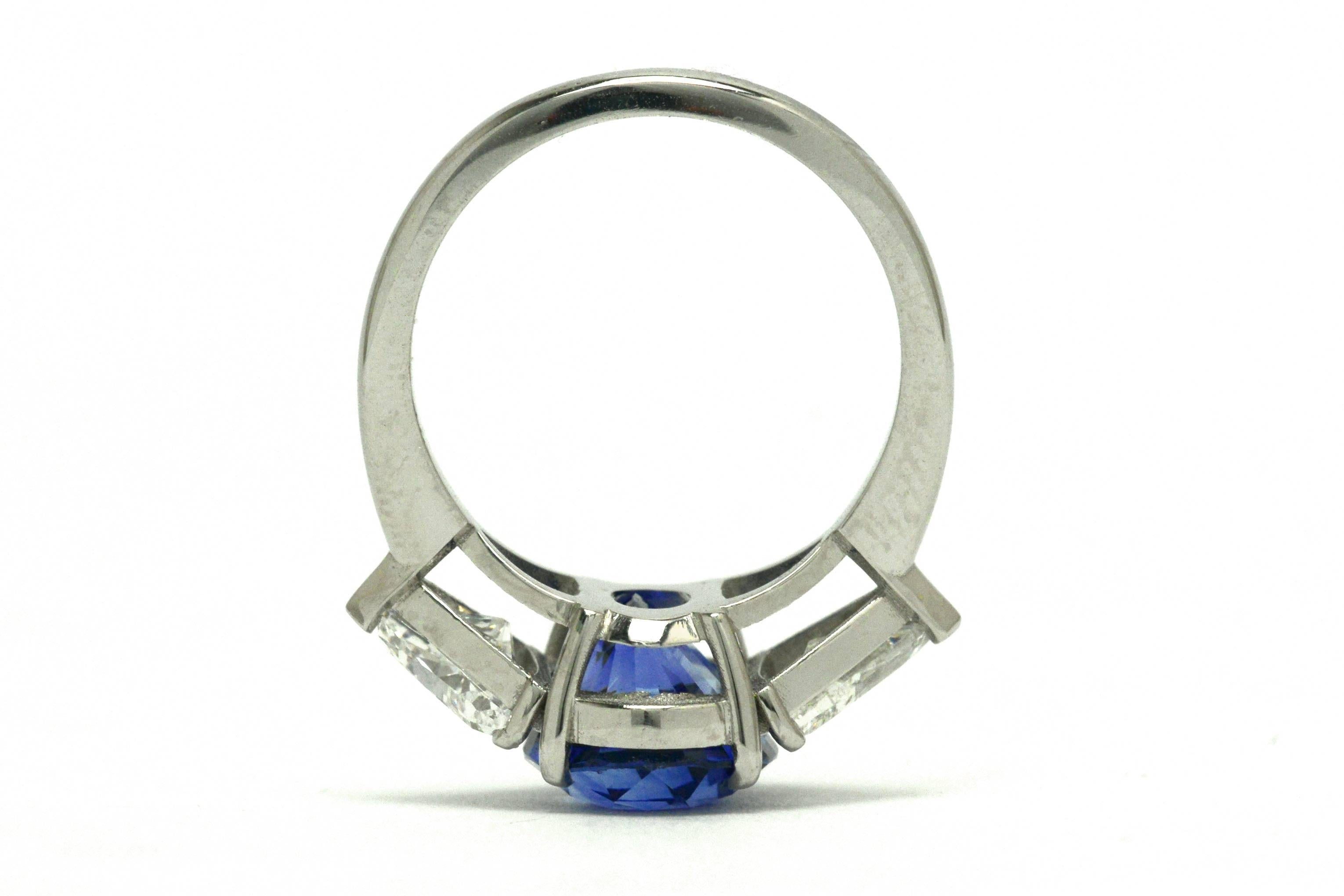 Modern Important Blue Sapphire 3-Stone Engagement Ring Triangle Diamonds 9 Carats Total