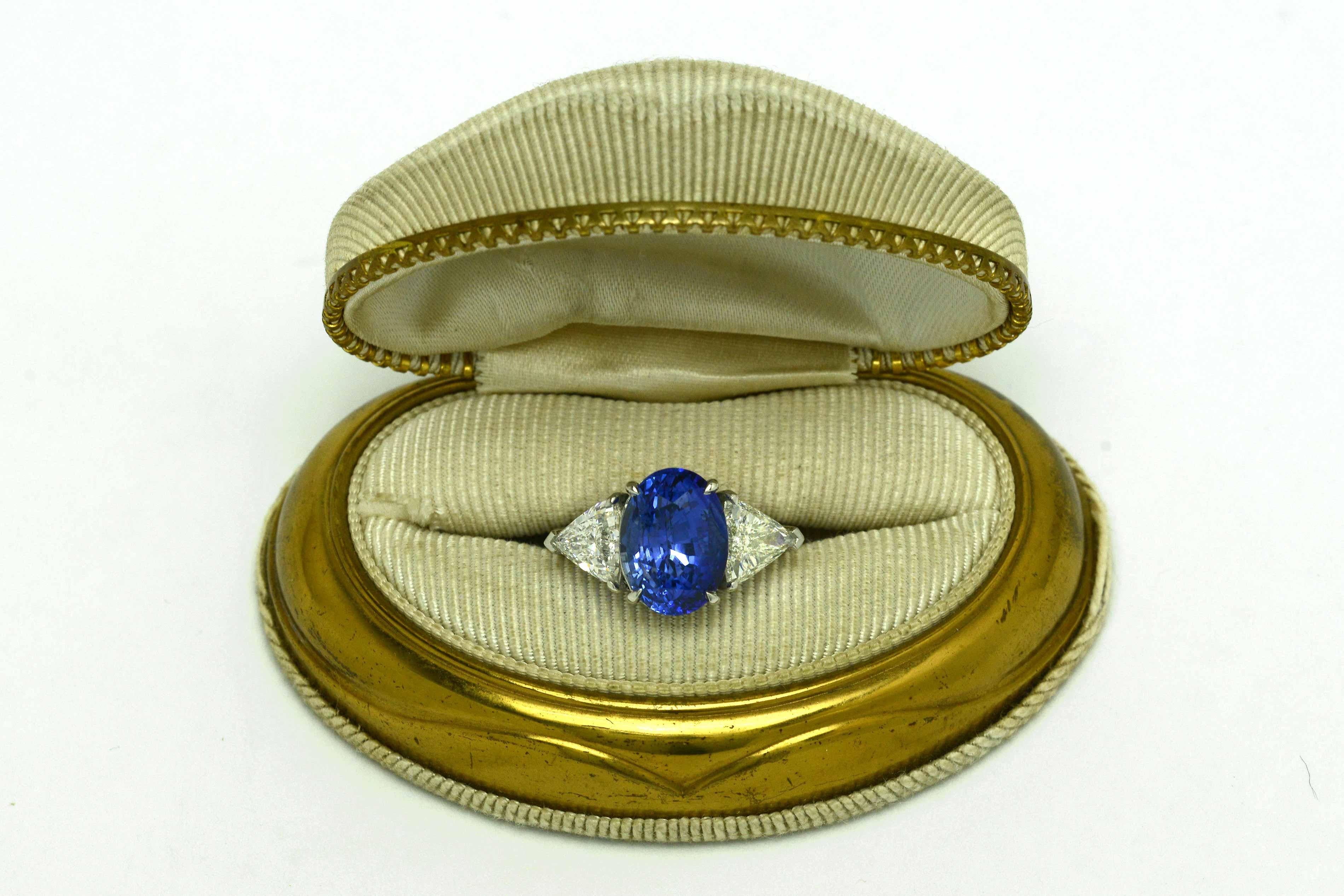 Important Blue Sapphire 3-Stone Engagement Ring Triangle Diamonds 9 Carats Total In Good Condition In Santa Barbara, CA