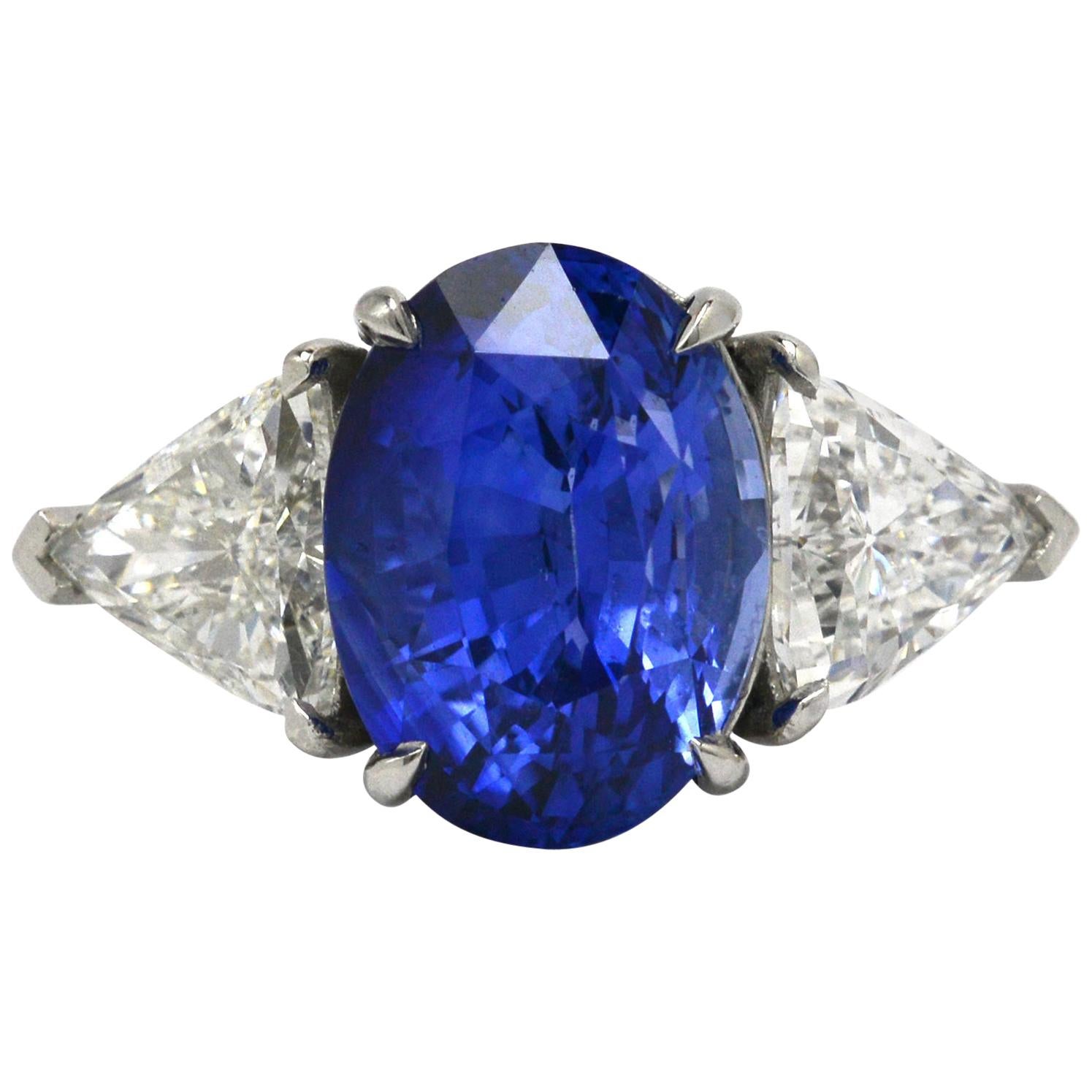 Important Blue Sapphire 3-Stone Engagement Ring Triangle Diamonds 9 Carats Total