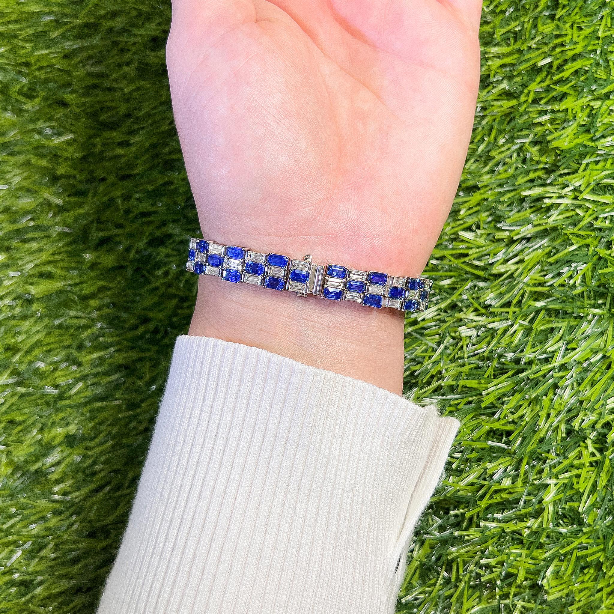 Emerald Cut Important Blue Sapphire and Diamond Bracelet 26.1 Carats 18K Gold For Sale