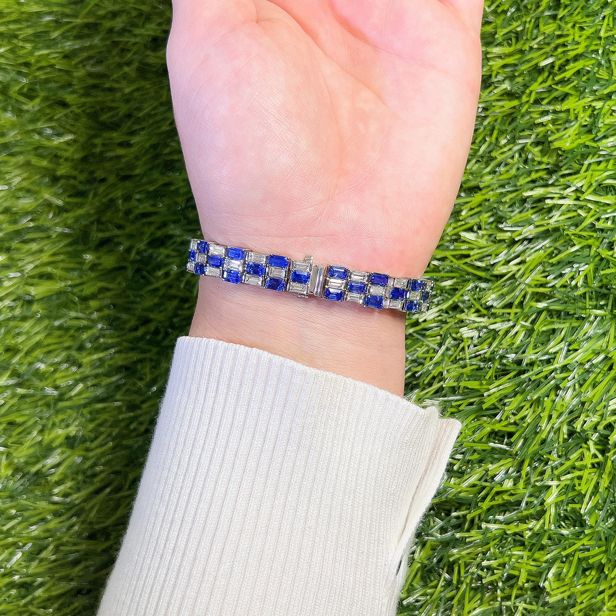 Taille émeraude Important bracelet en or 18 carats avec saphirs bleus et diamants de 26,14 carats en vente