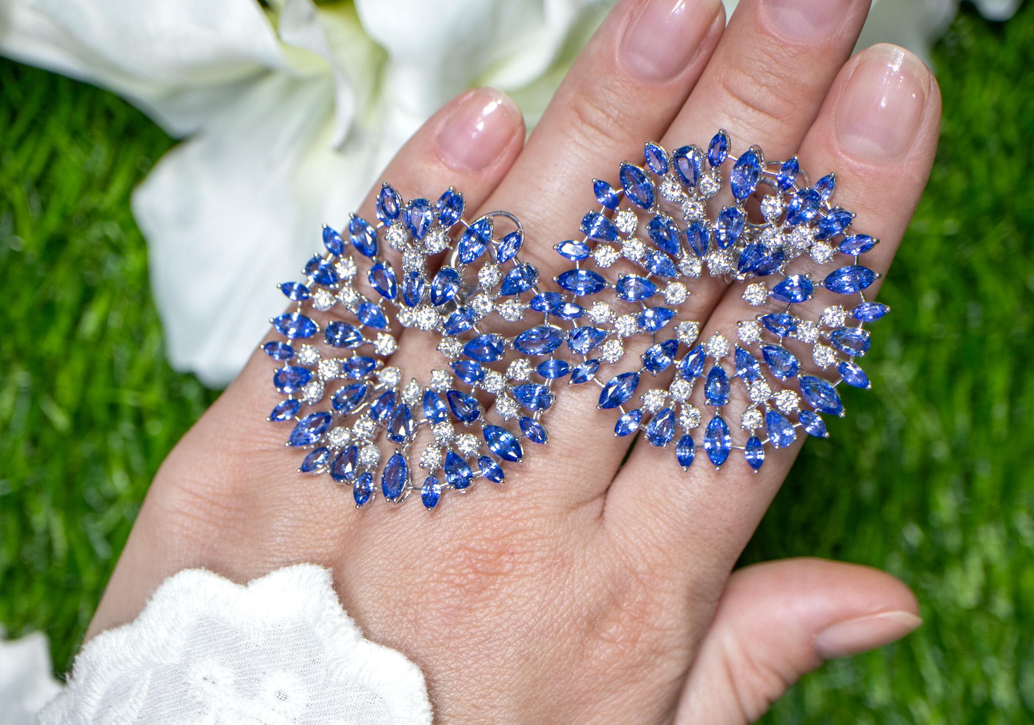 Contemporain Boucles d'oreilles importantes en saphir bleu et diamant 26 carats or 18K en vente