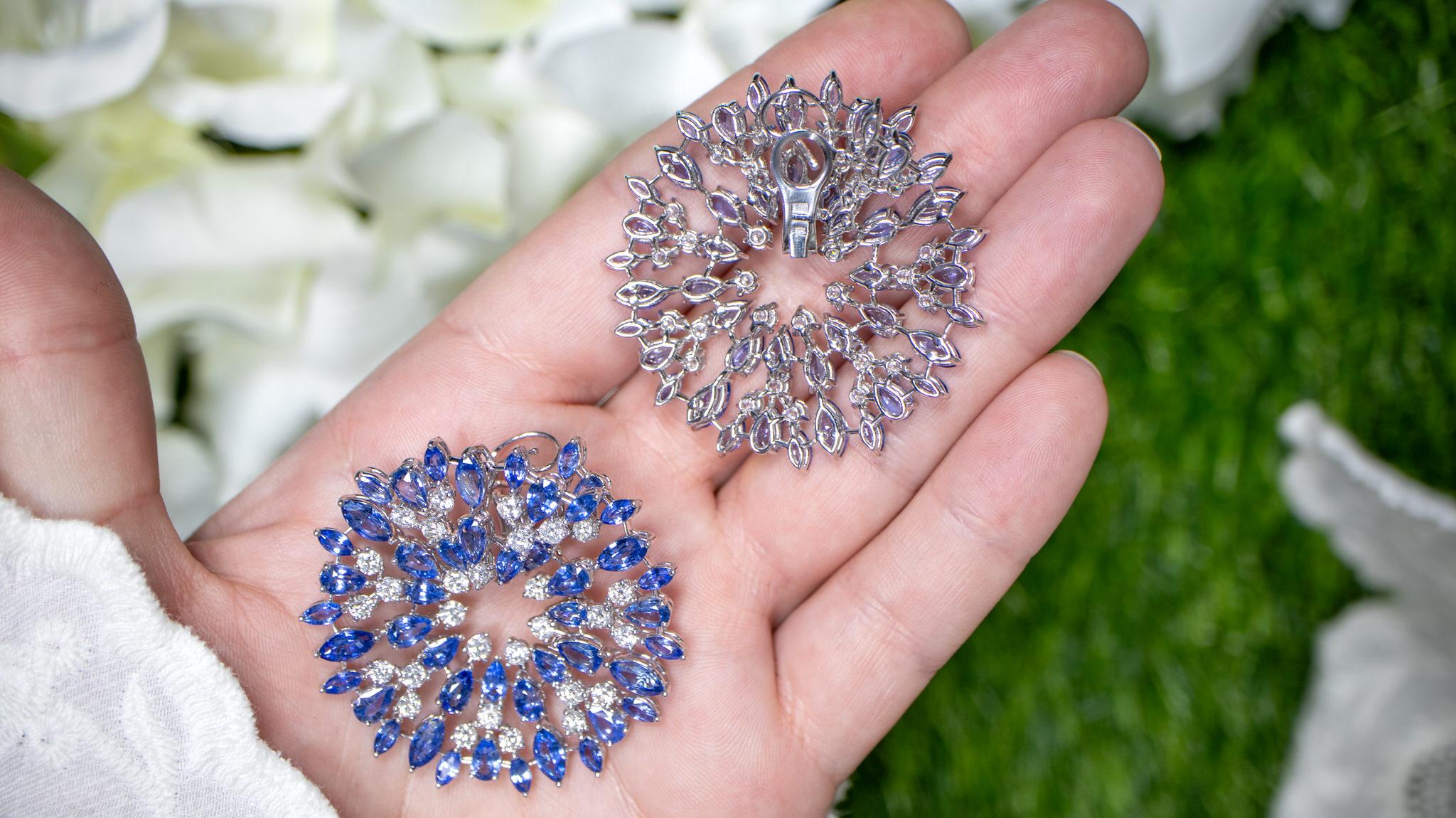 Boucles d'oreilles importantes en saphir bleu et diamant 26 carats or 18K Excellent état - En vente à Aliso Viejo, CA