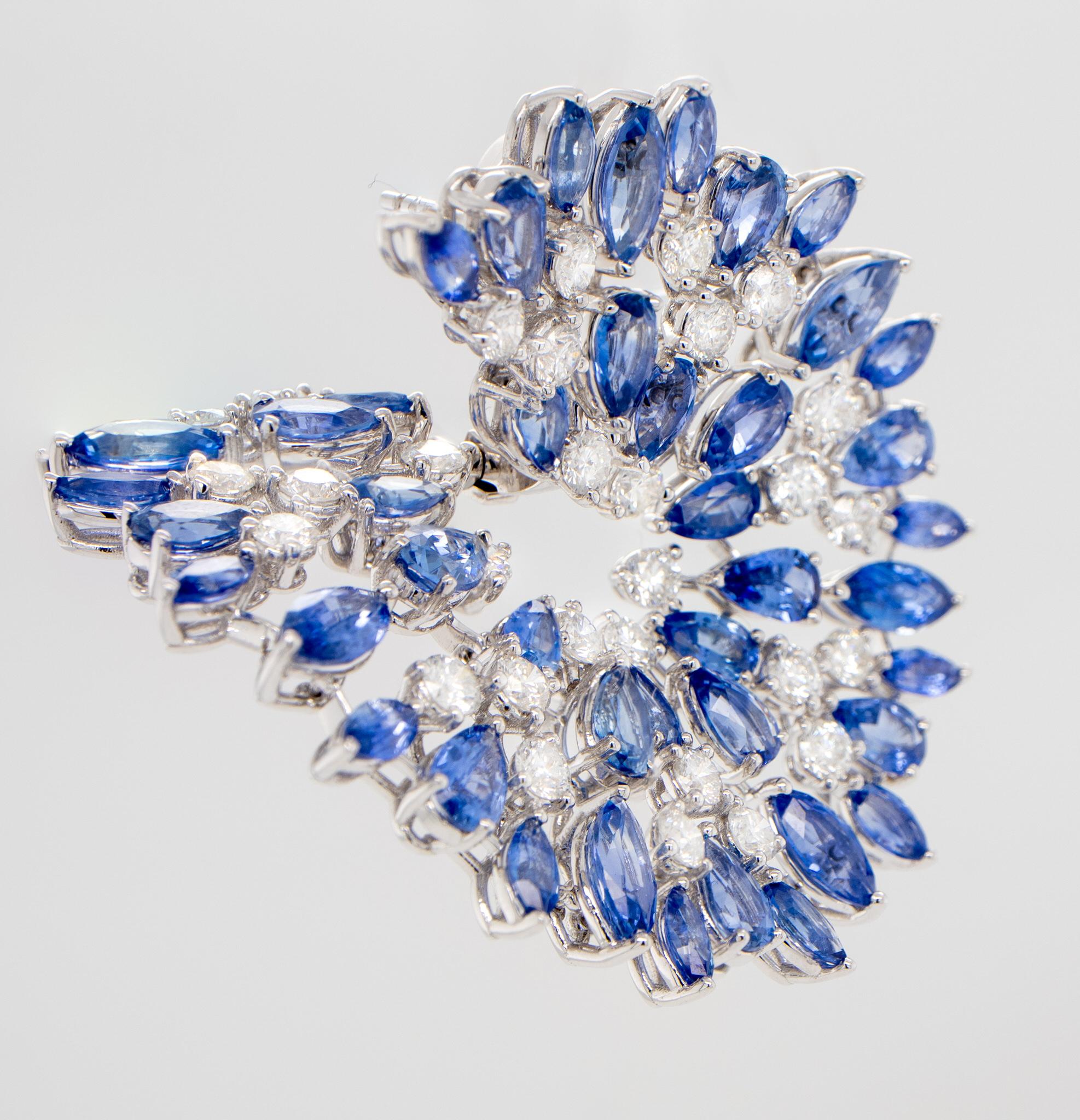 Boucles d'oreilles importantes en saphir bleu et diamant 26 carats or 18K Pour femmes en vente