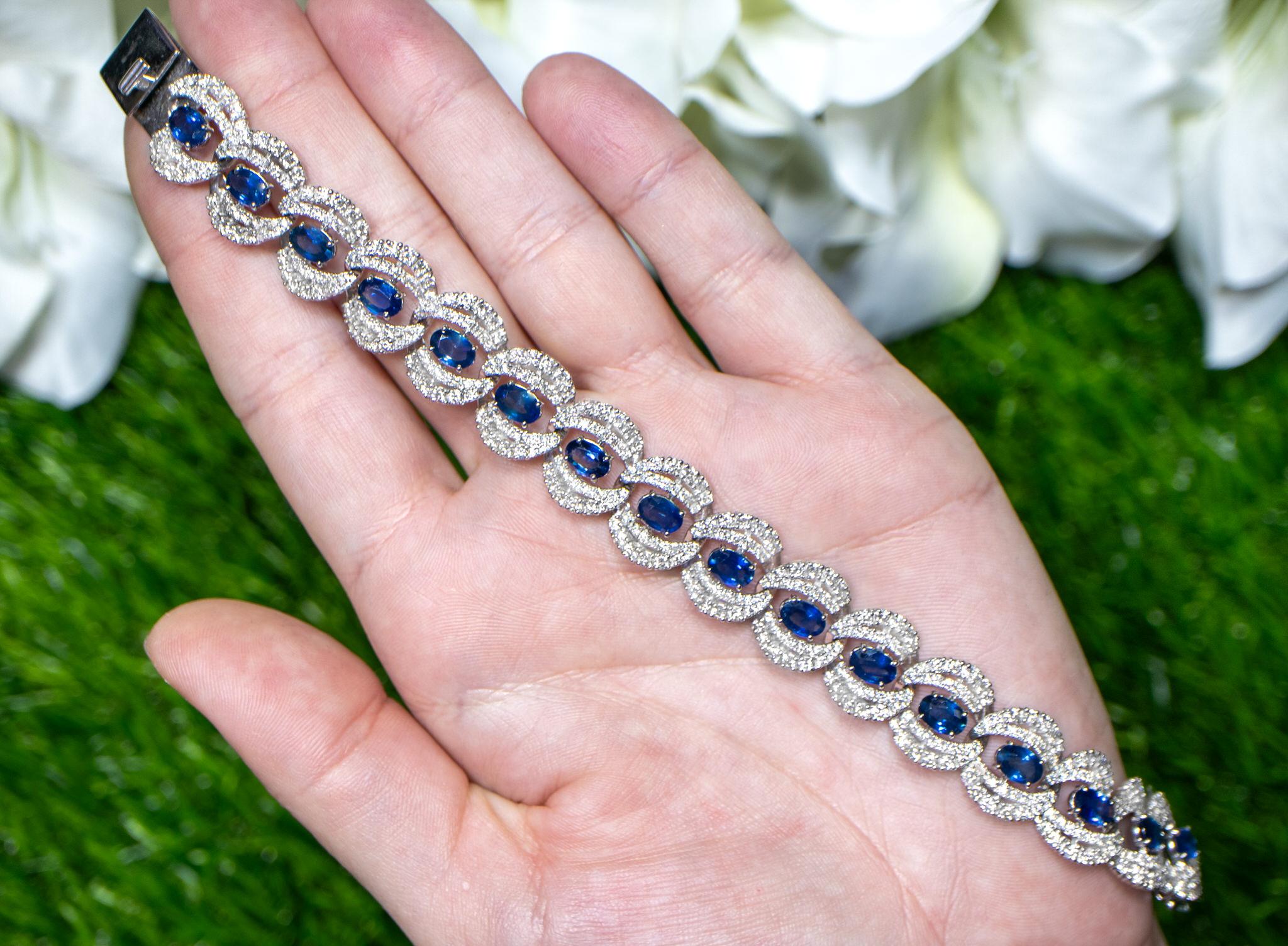 Il est accompagné d'une évaluation gemmologique par la GIA (GG/AJP).
Toutes les pierres précieuses sont naturelles
Saphirs bleus = 3,90 carats
Diamants = 6,90 carats
Métal : Or blanc 18K
Longueur : 7,15 pouces
Largeur : 0,59 pouces