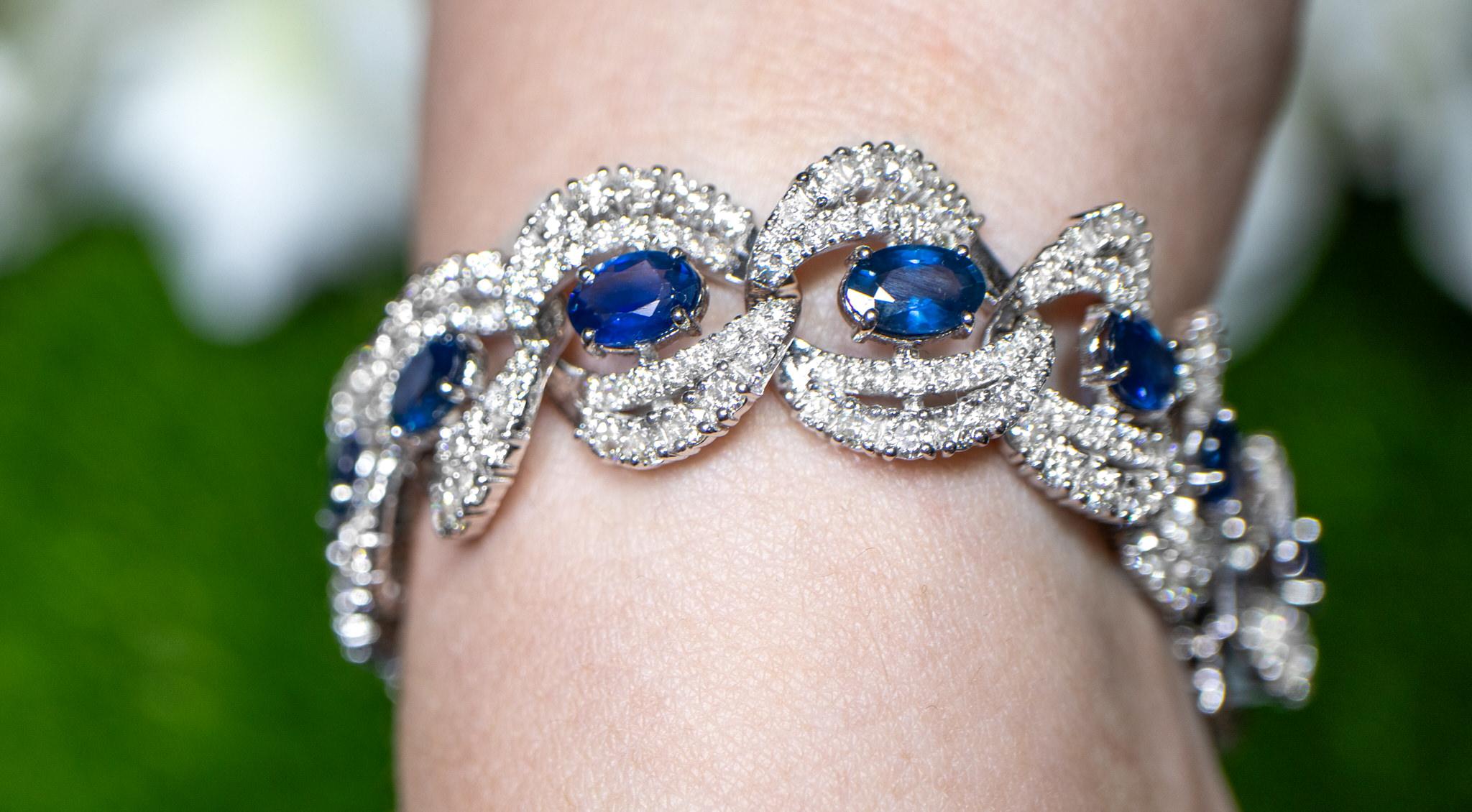 Art Nouveau Important Blue Sapphire Link Bracelet Diamonds 10.8 Carats 18K Gold For Sale