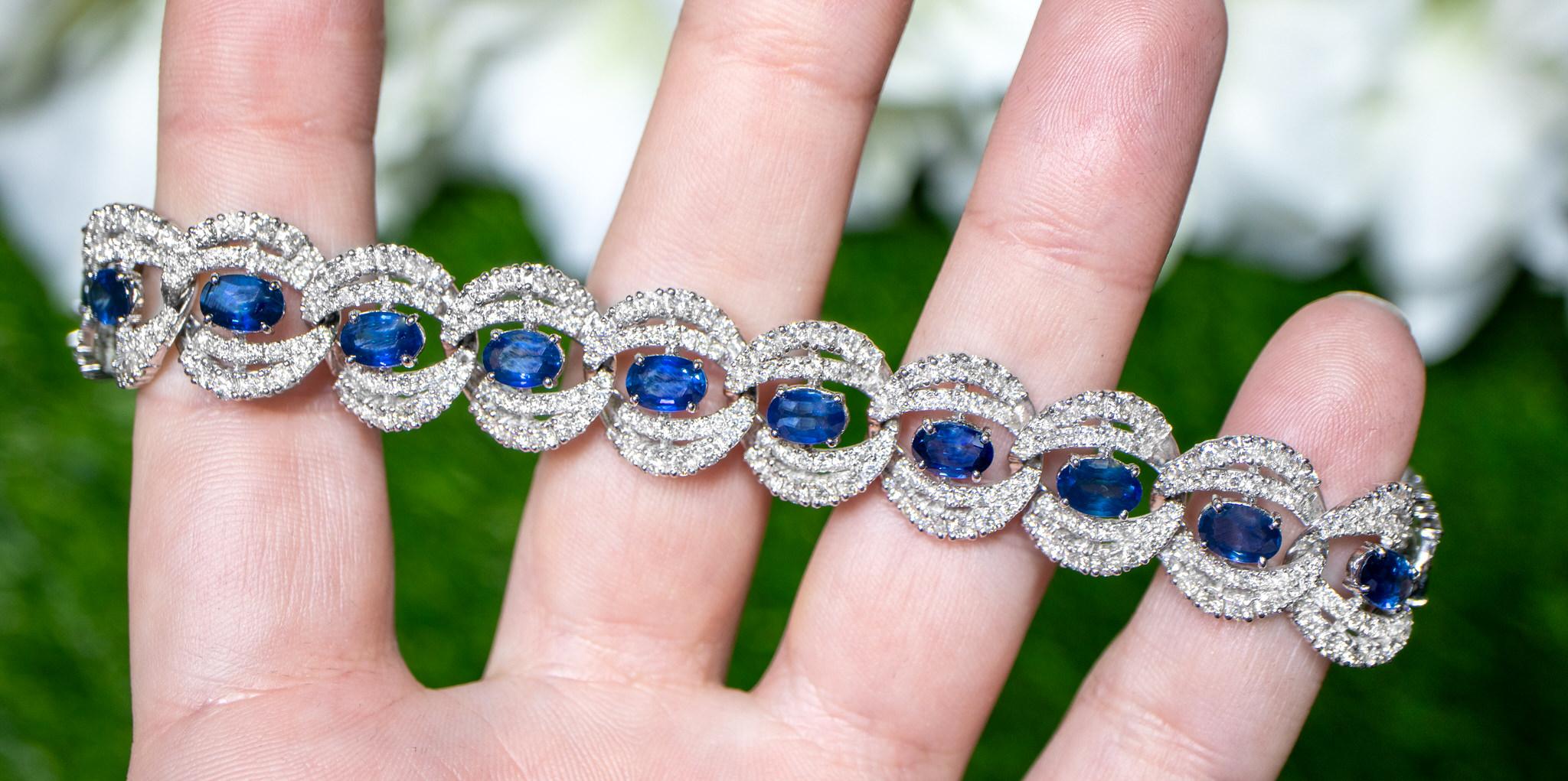 Oval Cut Important Blue Sapphire Link Bracelet Diamonds 10.8 Carats 18K Gold For Sale