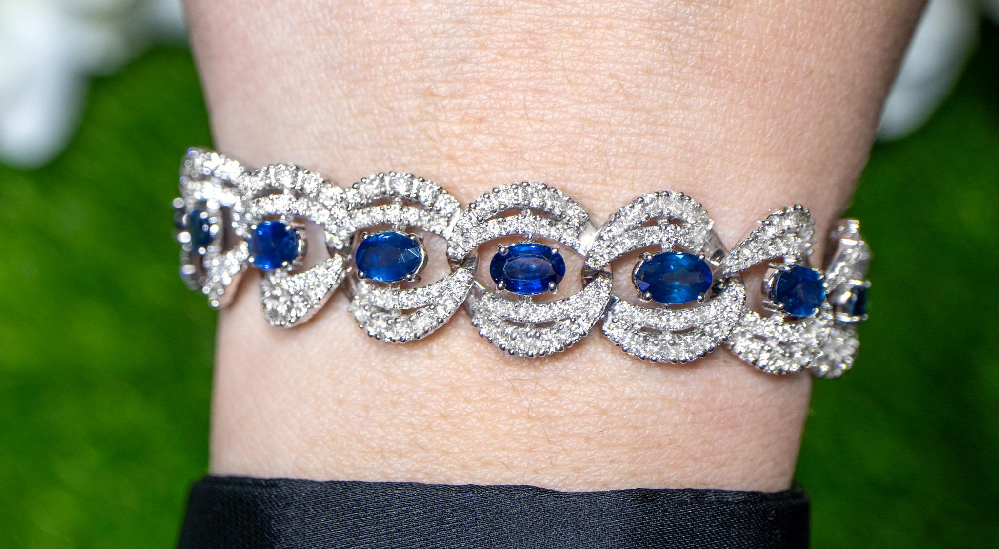 Important Blue Sapphire Link Bracelet Diamonds 10.8 Carats 18K Gold In Excellent Condition For Sale In Laguna Niguel, CA