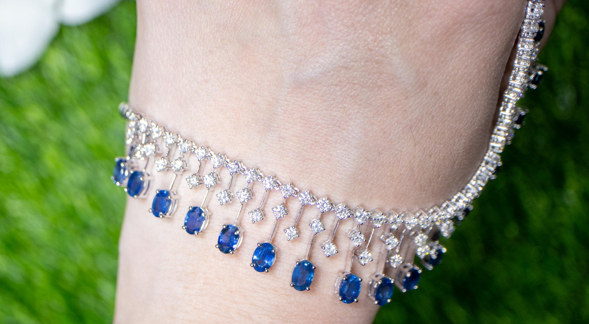 Important Blue Sapphires and Diamonds Necklace 23.8 Carats 18K Gold For Sale 1