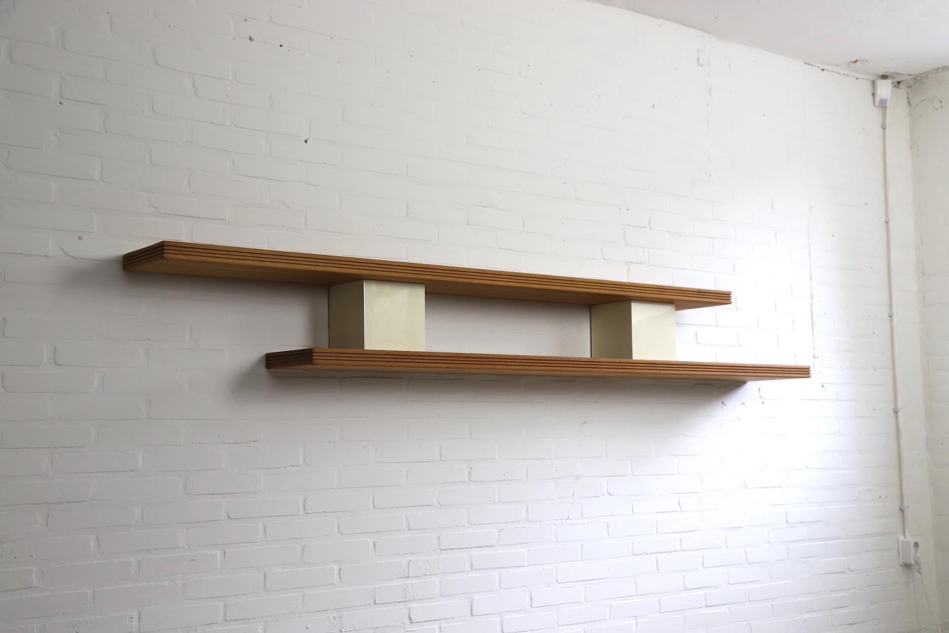 Questo raro scaffale per libri è stato progettato dal famoso architetto e designer belga Christophe Gevers. Progettato esclusivamente per un progetto residenziale nei Paesi Bassi, 1971. Questo pezzo riflette la dedizione di Gevers sia allo stile che