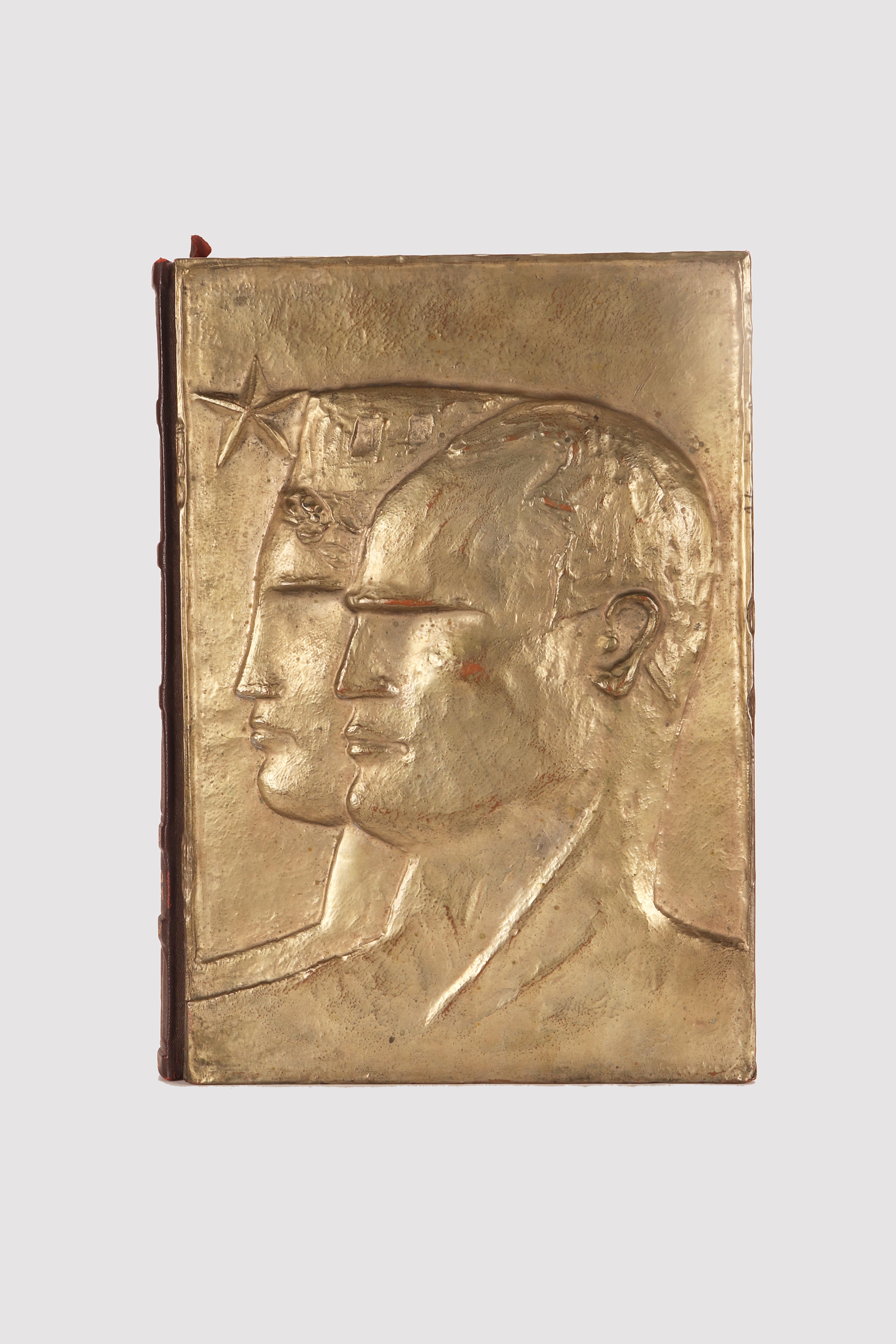 A rare and important book is presented in a prominent format, 48 x 34 cm. The front cover and the back cover (front and back plate) offer a refined work of embossed copper foil entirely gilded. The spine of the book is in embossed leather impressed