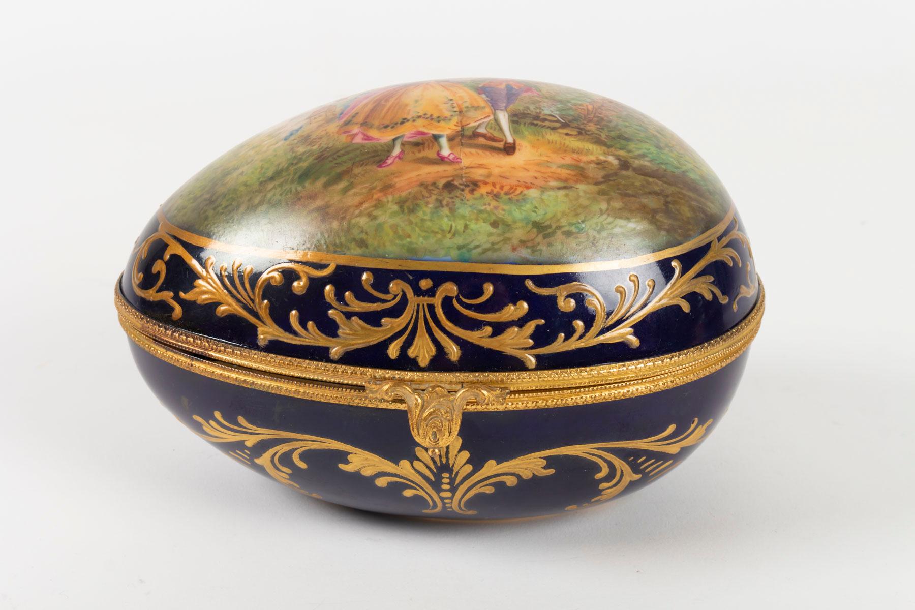 Important box, box 19th century, Napoleon III period, porcelain and brass mounting, egg, dark Sèvres blue to decorate a couple
on a walk, interior white with flower decoration, brand of Limoges, France
Measures: H 12cm, W 20cm, P 15cm.