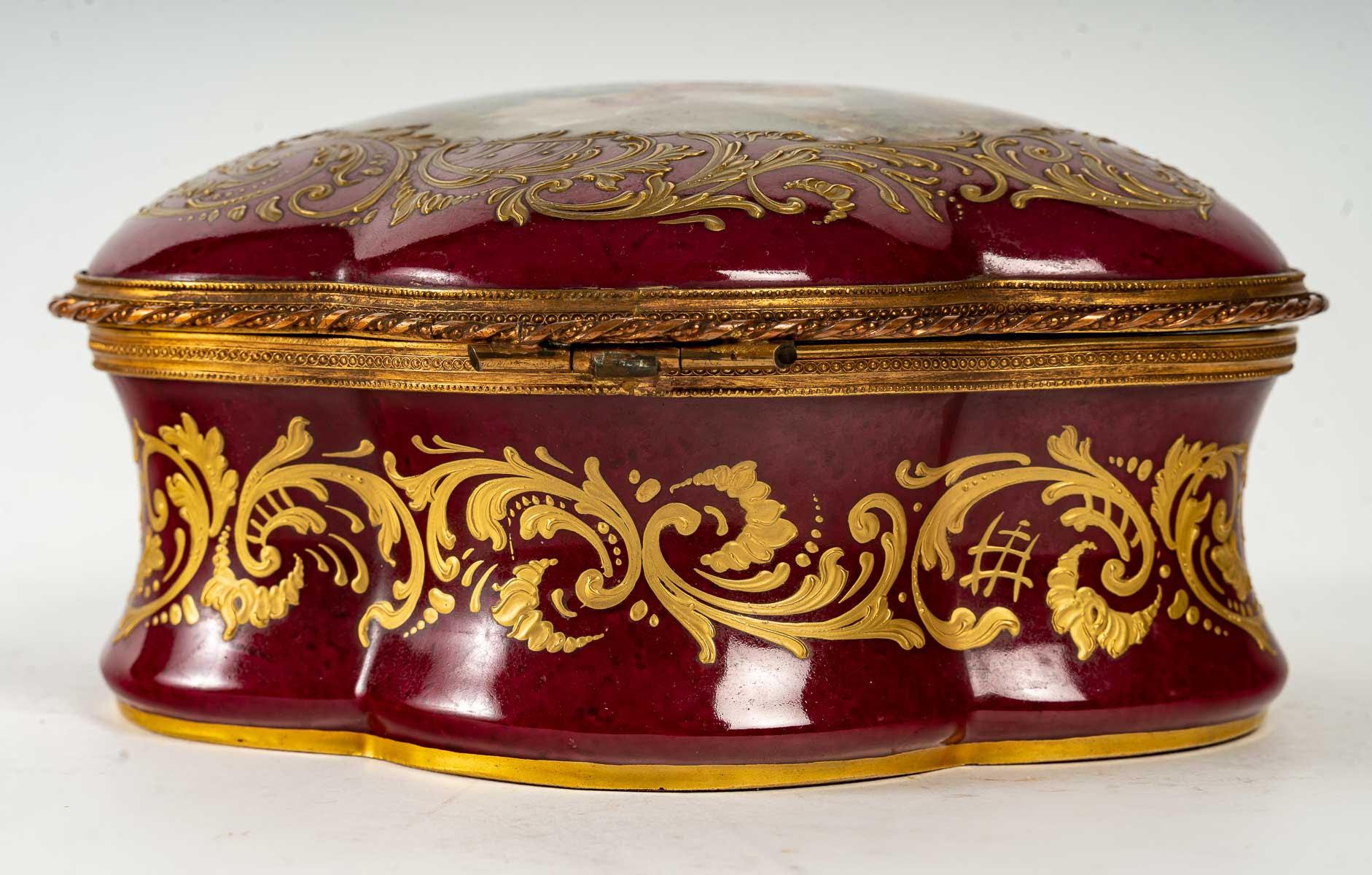Boîte importante, boîte en porcelaine de Sèvres, période Napoléon III Bon état - En vente à Saint-Ouen, FR