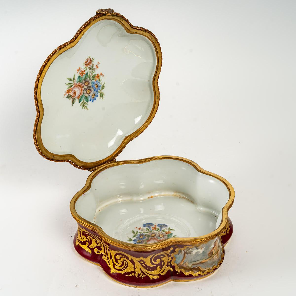 XIXe siècle Boîte importante, boîte en porcelaine de Sèvres, période Napoléon III en vente