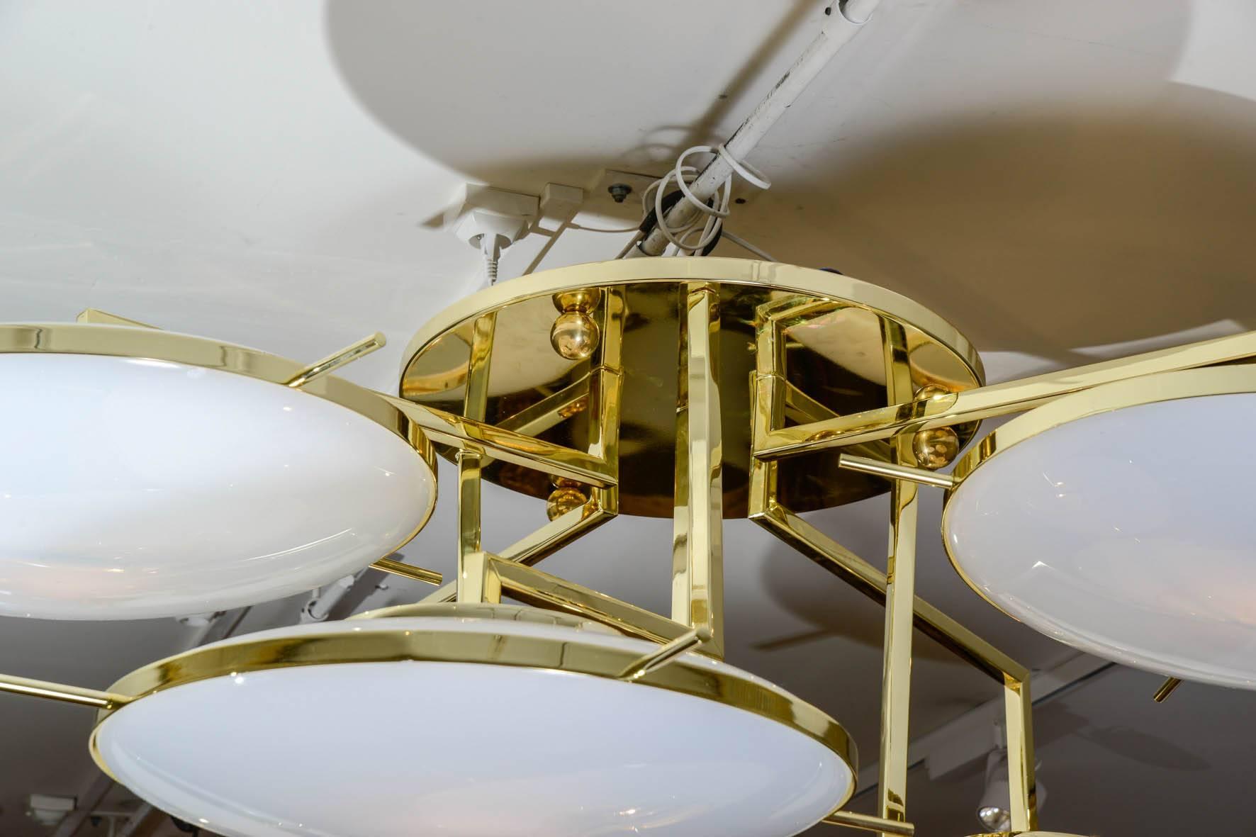 Moderno Importante lampadario in ottone in vendita