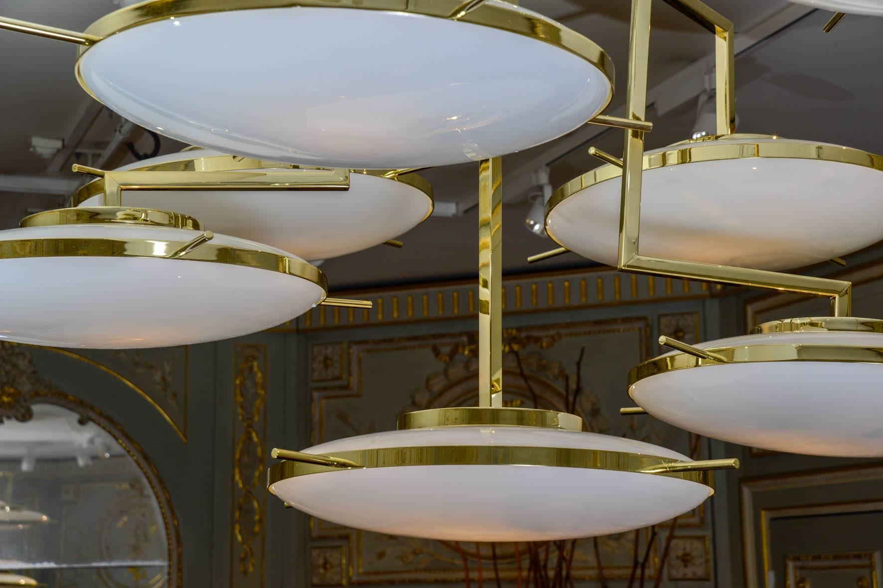 Francese Importante lampadario in ottone in vendita