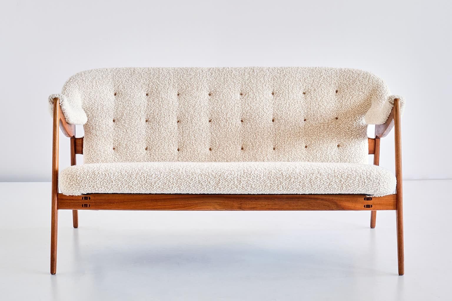 Dieses außergewöhnlich seltene Zweisitzer-Sofa wurde von Brockmann Petersen entworfen und 1951 von der Tischlerei Louis G. Thiersen & Søn hergestellt. Dieser Entwurf wurde 1951 auf der Tischlerausstellung in Kopenhagen vorgestellt. Bei dem hier
