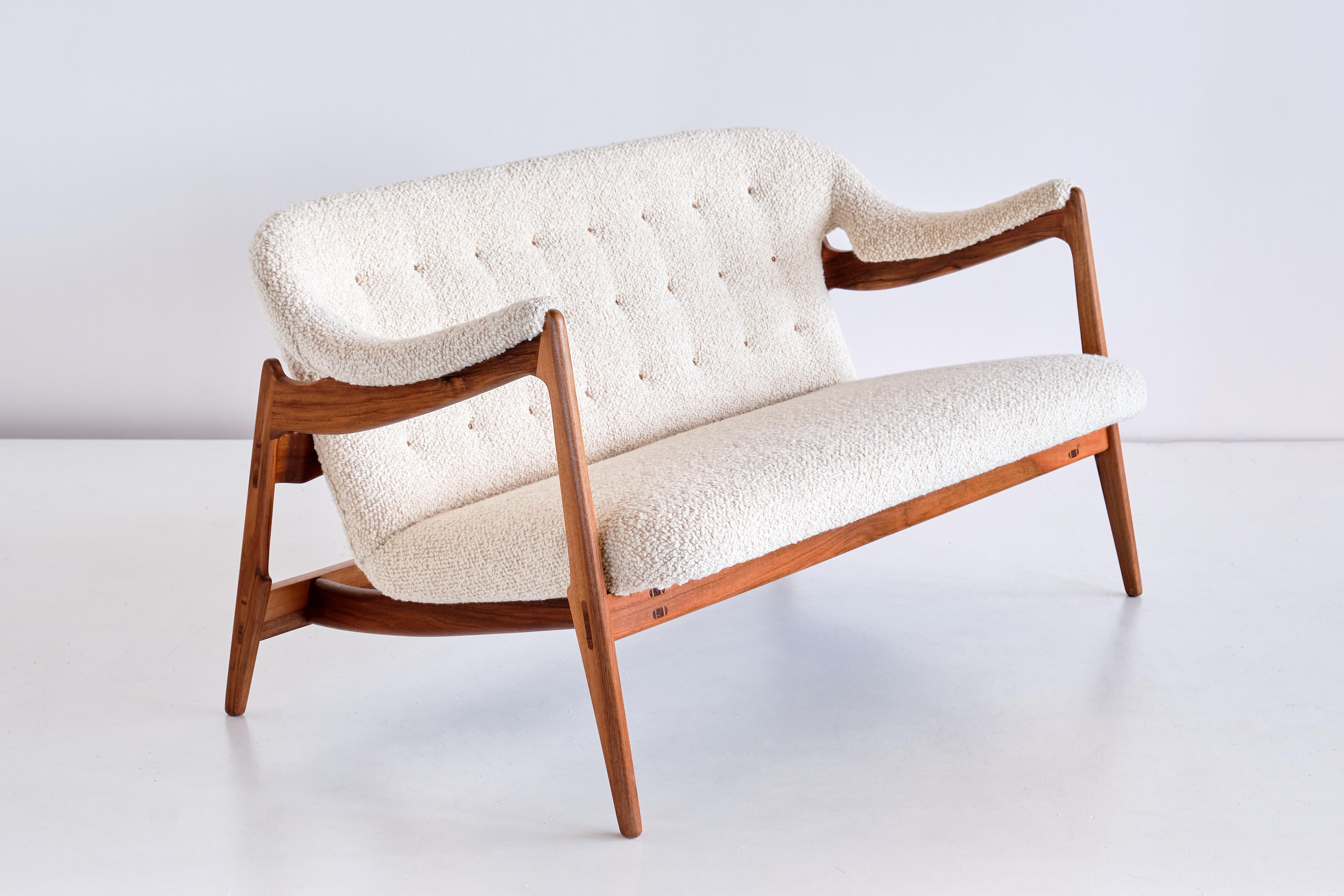 Scandinavo moderno Importante divano Brockmann Petersen in legno di noce e bouclé, Louis G. Thiersen, 1951 in vendita
