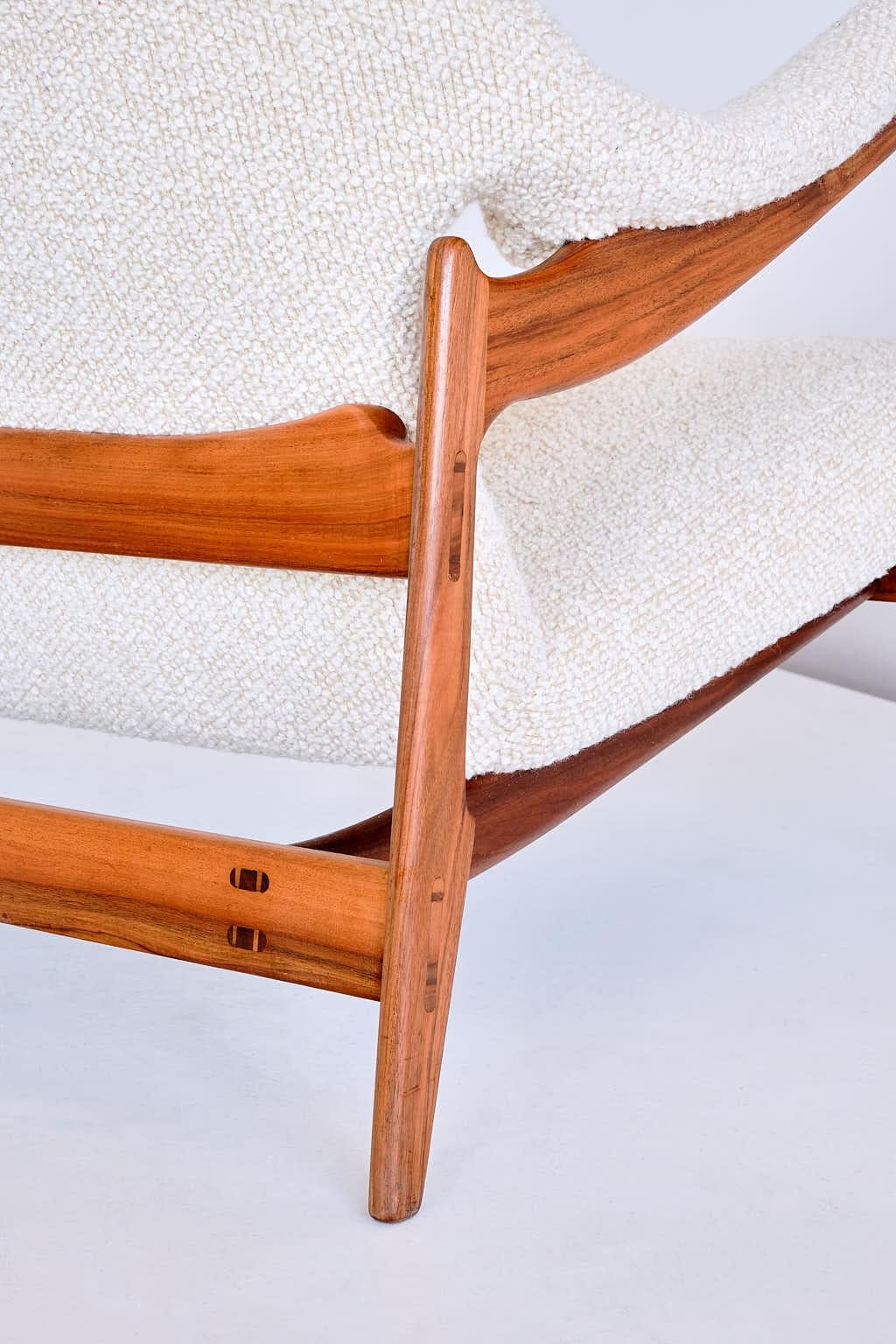 Tessuto Importante divano Brockmann Petersen in legno di noce e bouclé, Louis G. Thiersen, 1951 in vendita