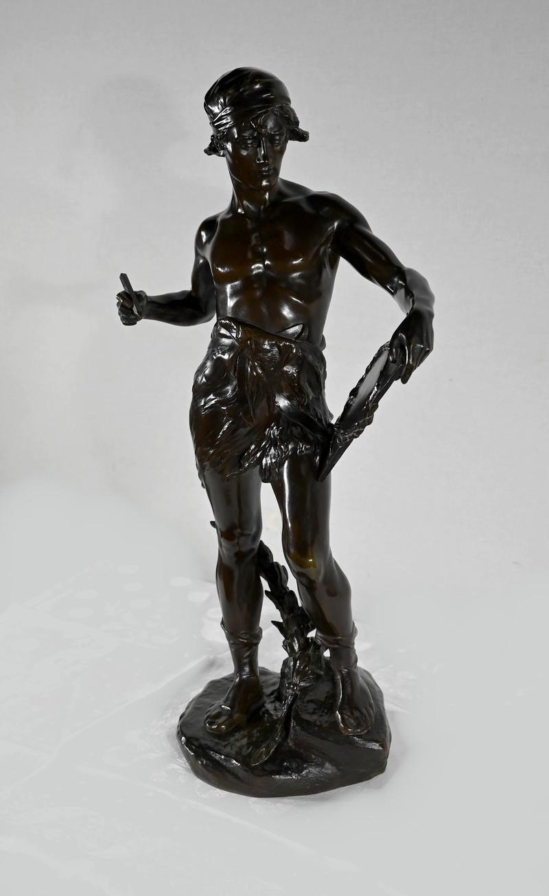 Grande bronzo con patina marrone di Edouard Drouot (1859-1945).
Questo scultore francese è noto per le sue sculture di scene mitiche, caratterizzate da un senso di movimento e da un impressionante tocco espressivo.
